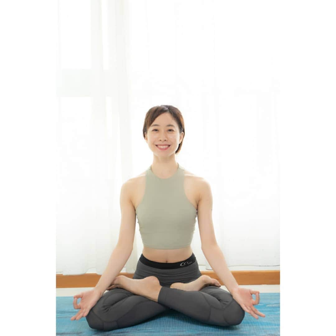 峯岸伽奈のインスタグラム：「. . . 🧘 I become yoga teacher officially!  that things l had worked the hardest in my circuit breaker. and was very fulfilling time! .  5月末日にコースを修了し、時間は経ってしまいましたが、やっと正式に全米ヨガアライアンスの登録教師となりました。修了証も届かないし、登録もまだ出来てないし、証明するものがないと何か始めたらいけない気がしていたので、やっときちんと報告できます。  ヨガの資格は将来取りたいなぁとは前から思っていたのですが、オンラインでも資格が取れるみたいなのをたまたま見て、💡これは今時間あるんだからやろう！と決心。 英語の養成も考えたけど、哲学を英語でやる自信がなくて日本語にしましたが、教わった先生が尊敬の塊で、選んだ養成が間違えなかったし、先生が英語でヨガを学んだ方だったので、私も英語でも勉強しようと思わせてくださいました。  ヨガはシンガポールに来る前、山本バレエでお世話になっていた時に、ゆかさんがヨガのクラスをしてくださっていたのが出会い。それからは身体のメンテナンスみたいな感覚でちょくちょくヨガを取り入れていただけで、知識はかなり浅いところからスタートしましたが、養成が始まってみるとヨガの深さにとっても夢中になりました。なんとなく始めてしまいましたが、確実に人生が変わりはじめてます。  今は色々勉強したり、ちょくちょく友人にオンラインクラスをしたりしていますが、 今後どのようにヨガクラス展開をしていこうか迷い中です…　 養成では、ベーシックなハタヨガを学び、基本的なゆったりとしたクラスをするので、色々な人にヨガの効果を感じてほしいなぁと思っています！ 初心者の方でも出来るようなクラス、ダンサー目線でダンサーのためのクラスをと思っています。(この2つが今やったことのある感じのクラスなのですが)  とりあえず、いつでもクラスの要望を受け付けますので、少し身体を動かしてリラックスした時間を過ごしたいなぁという方がいましたら是非声をかけてください🙏🙏🙏 もちろんオンラインでやれます🙂 ちなみに今日は国際ヨガデーらしいので、こんな感じで少しヨガに興味を持っていただけたら嬉しいです♥  この長文読んで下さった方ありがとうございます。 . 📸@takechi_08  #yoga #ryt200 #ヨガ #ヨガインストラクター #internationaldayofyoga」