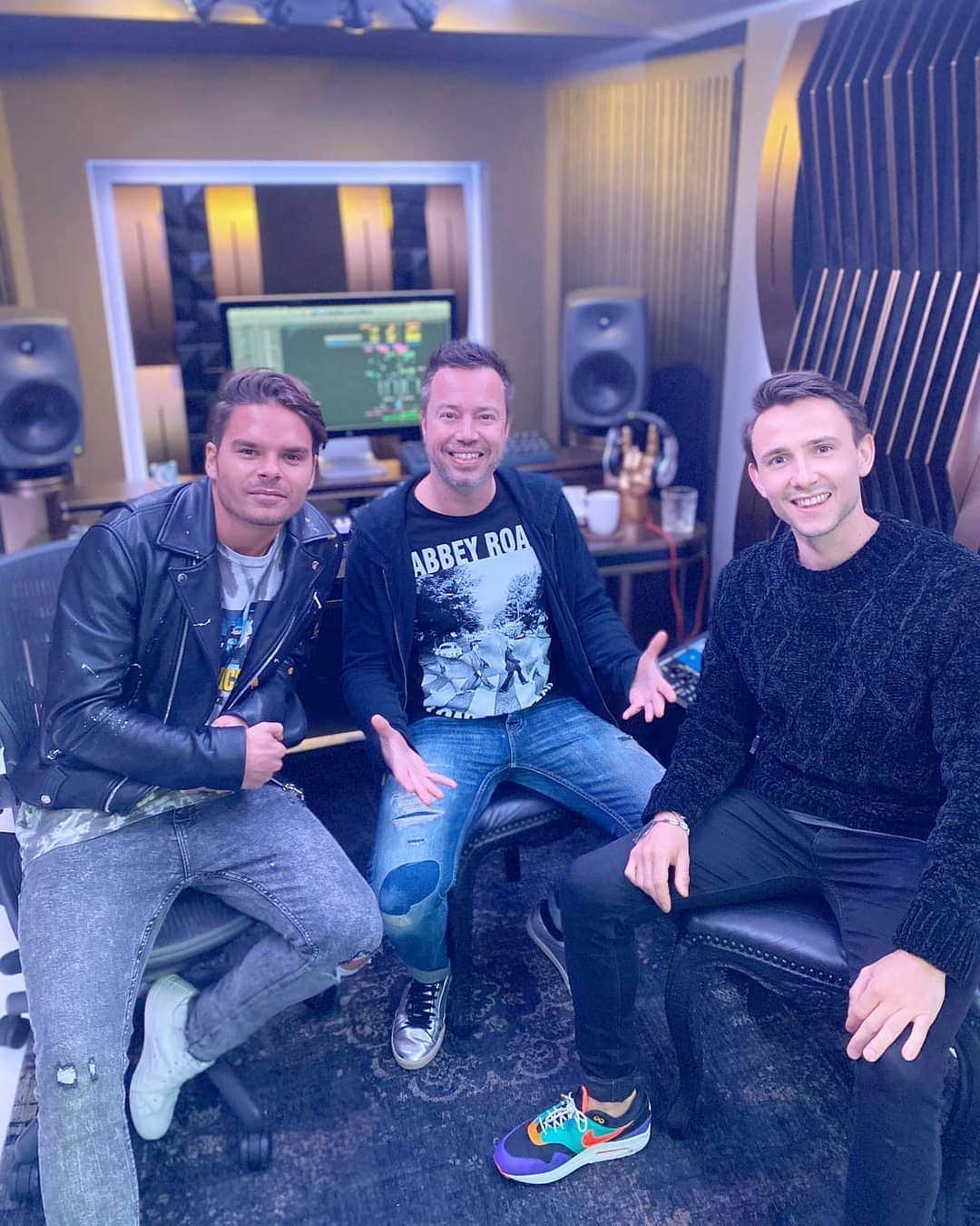 Spinnin' Recordsさんのインスタグラム写真 - (Spinnin' RecordsInstagram)「How many likes does this collab deserve? 😍 'The World' out next week! 🌍 Link in bio to pre-save  #SandervanDoorn #LucasandSteve #SpinninRecords」6月21日 17時21分 - spinninrecords