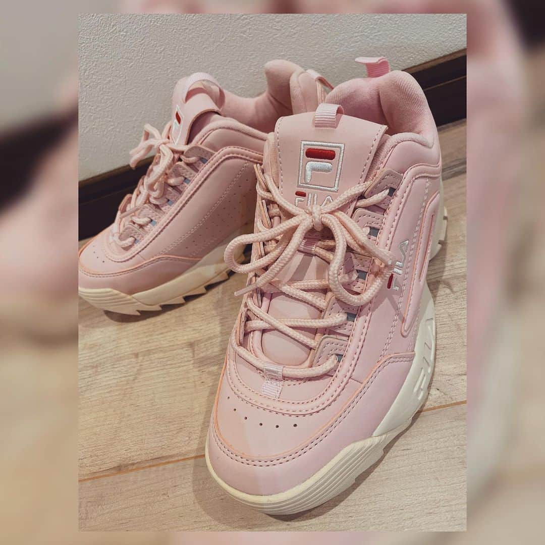 黒田瑞貴のインスタグラム：「FILAのスニーカー初めて買いました👀💕 #スニーカー女子 #fila #sneakers #くすみピンク　#ootd #ootdfashion #fashion」