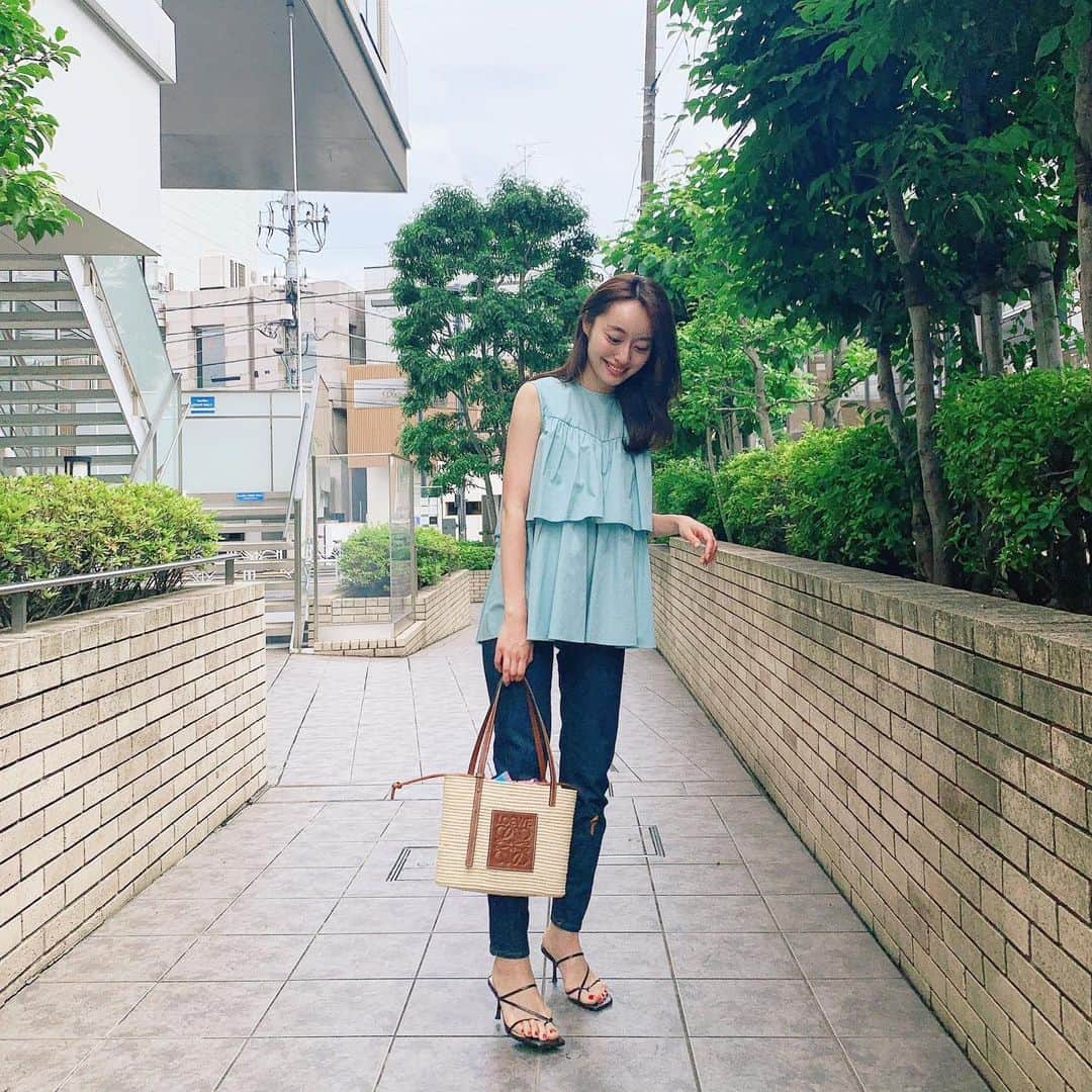 小祝麻里亜のインスタグラム：「形が綺麗なトップスは @seventenbymihokawahito の。シンプルなボトムスとの相性が抜群です❣️ 梅雨の間もこうやって雨にうたれる事なく、散歩できる日があって嬉しい☺️🌱🌱 息が上がるから、そろそろ涼しいマスクが欲しいな🤤 ． ． ． tops. @seventenbymihokawahito  bottoms. @acnestudios  bag. @loewe  shoes. @zara ＿＿＿＿＿＿＿＿ #outfit #coordinate #look #zara #instafashion #셀스타그램 #얼스타그램 #코디 #스타일링 #데일리 #데일리룩 #오오티디」
