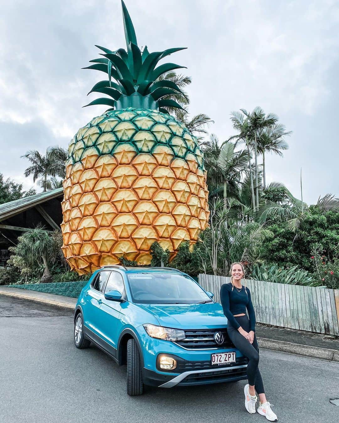 エミリー・シーボームのインスタグラム：「I thought I’d stop my new @norrismotorgroupvolkswagen in front of this big pineapple in case it ran out of juice.  #t-cross #norrismotorgroup #volkswagen #bluemachine #bigpineapple #sunshinecoast #pineapple #pineapplepun」