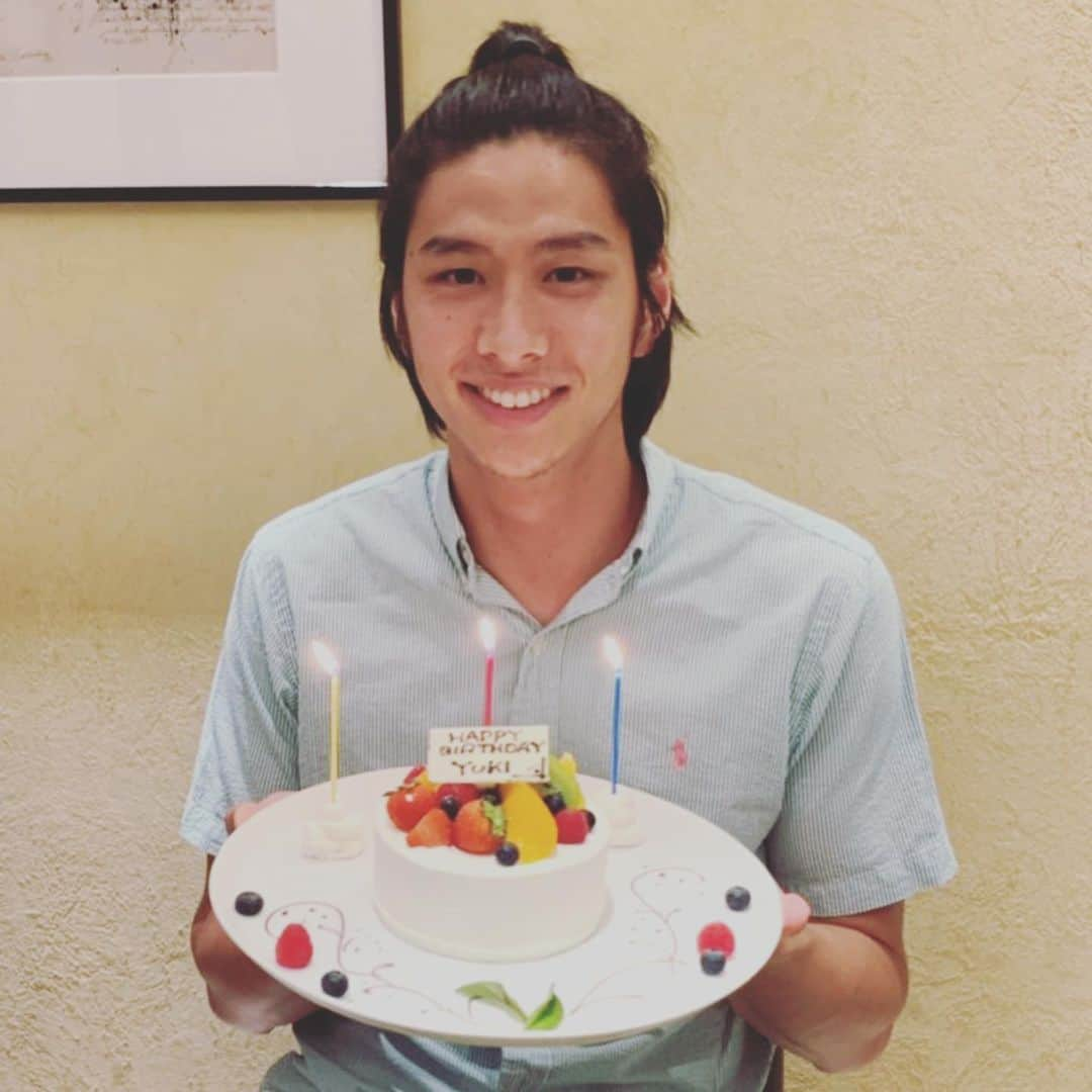 野村祐希さんのインスタグラム写真 - (野村祐希Instagram)「26歳になりました🎂 たくさんメッセージありがとうございます🙇‍♂️ 皆さま大変な時期に気にかけてくれて感動です🥺🙏 応援に応えられるよう日々精進して参ります💪 父母産んでくれてありがとう🙏  そして父の日でもある今日は、ベルトが欲しいと言うのでプレゼントしました。 そして自撮りしてもらいました🤣笑 父の髭面は自粛の賜物です。笑  #誕生日 #父の日 #野村将希 #野村祐希 #野村政孝 #感謝 #みんなありがと 🙇‍♂️」6月21日 17時30分 - yuknmr