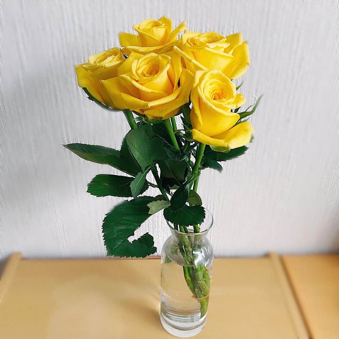 鈴木芳奈のインスタグラム：「Father's Day✨ 今日は父の日だねっ👨🏻 私の父はSNSとかに興味がないのであまり届かないかもしれないけど、私は父の影響を結構受けてますw おもひでなどはブログに綴っていければとおもいまーす いつもありがとう^ ^ 世の中のお父さんもおつかれさまです。いつも守ってくれてありがとう🌈  #父の日 #いつもありがとう #fathersday #黄色のバラ」