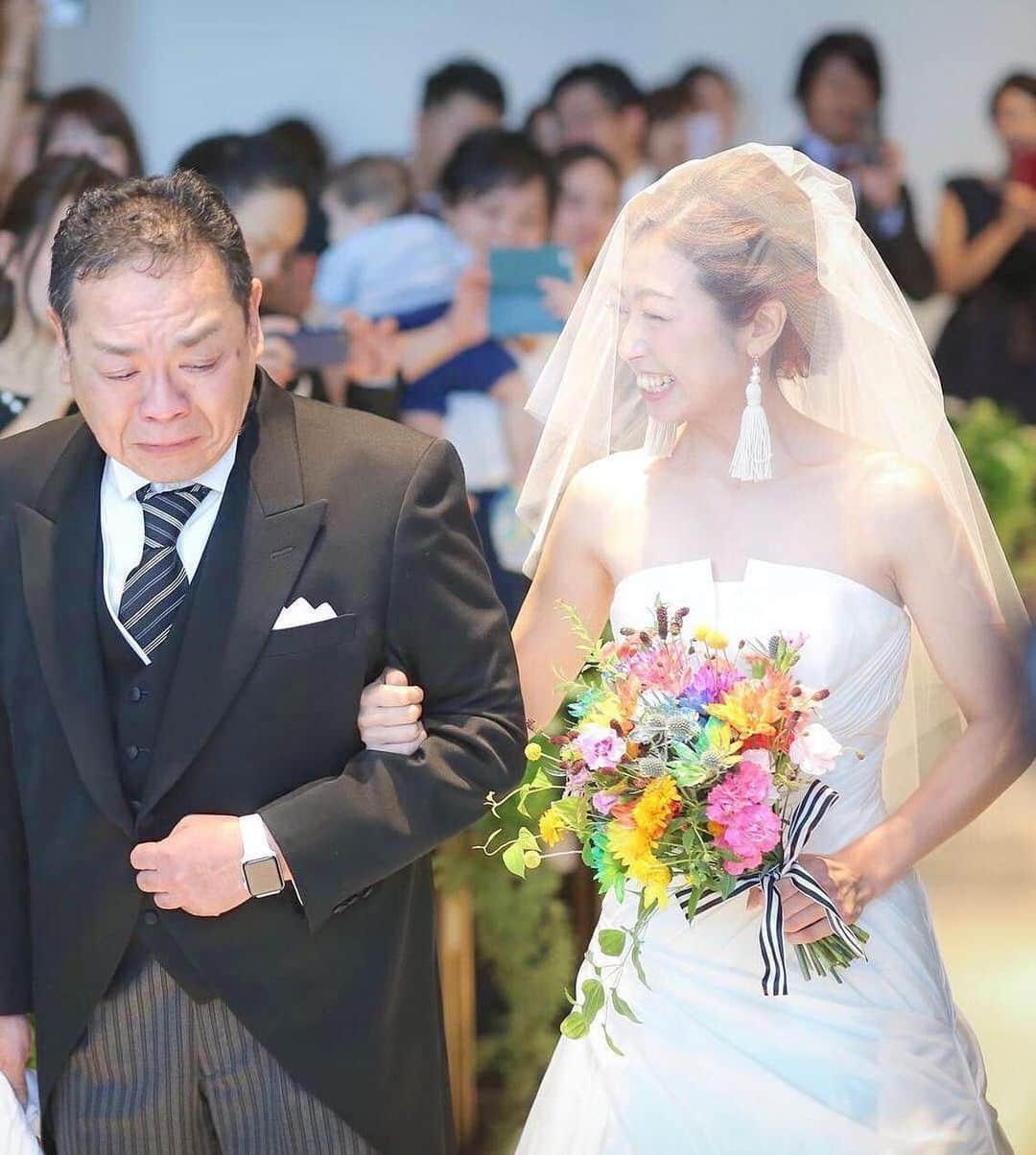 プレ花嫁の結婚式準備サイト farny 【ファーニー】さんのインスタグラム写真 - (プレ花嫁の結婚式準備サイト farny 【ファーニー】Instagram)「@farny_weddingをフォローして #プラコレ #farnyレポ を付けて投稿してくださいね♥ . :-: :-: :-: :-: :-: :-: :-: :-: :-: 本日紹介したいウェディングフォトは・・・ @lazor_garden_nagoya さん♡ . 【#父の日】 お父さまとの心温まる ワンシーンをご紹介✨  腕を組み、バージンロードを 一緒に歩んでいくシーン。 お父さまが思わず涙を流すシーンに こちらまで胸が熱くなります＊ . 会場:#ラソールガーデン名古屋 :-: :-: :-: :-: :-: :-: :-: :-: :-: . \\花嫁ライター募集中// @farny_wedding の DMより”Farny 花嫁ライター希望”とお送りくださいね◎ 担当者から折り返しご連絡さしあげます⁂ . \\花嫁アプリ // プロのアドバイザーに結婚式の相談を何度でも♡ ウェディングドレスの記事や、 自分のウェディングレポを残せちゃう♡” . ＞＞＞TOPのURLからcheck ⋈ @placolewedding ＞＞＞結婚のご相談は プラコレウェディングアドバイザーへ♡ @wedding_adviser ＞＞＞ウェディングレポを残したいなら、 farny by プラコレをcheck ✎ @farny_wedding ＞＞＞ウェディングアイテム＆DIYは farnyアイテムをcheck ❁ @farny_wd.item . ┈┈┈┈┈┈┈┈┈┈┈┈┈┈┈┈┈┈┈ #プレ花嫁 #卒花嫁 #結婚準備 #結婚式 #結婚式場 #当日レポ #撮影指示書 #weddingtbt #weddingdress #ウェディングドレス #運命の一着 #ウェディングフォト #ブライダルフェア #卒花しました #farnyレポ #前撮り  #2020夏婚 #2020春婚 #2020秋婚 #2020冬婚 #挙式 #令和花嫁 #名古屋花嫁 #東海道花嫁 #バージンロード #父の日#ラソール花嫁 #ラソールガーデン名古屋」6月21日 17時39分 - farny_wedding