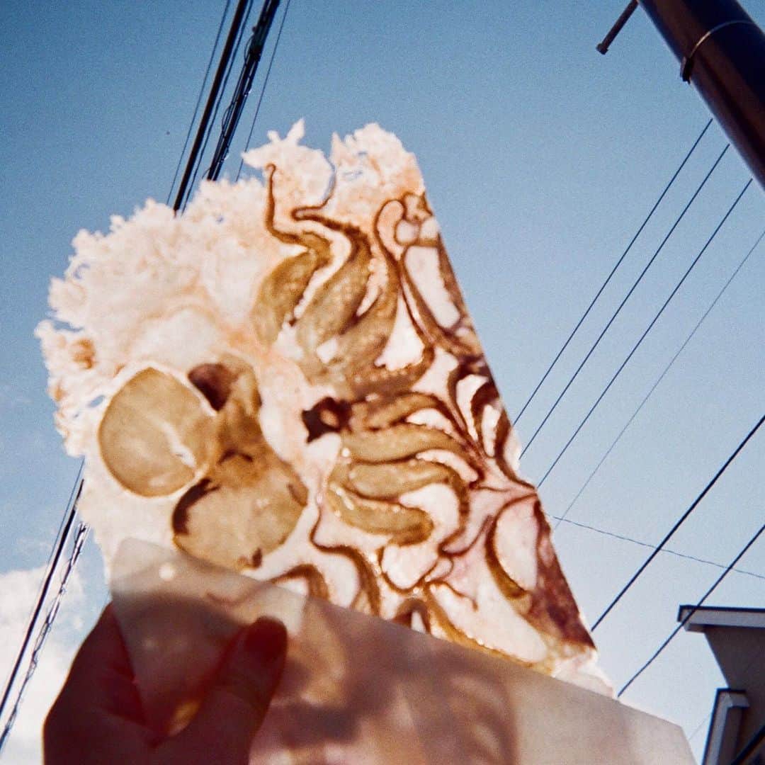 東京DANDYのインスタグラム：「Octopus cracker, freshly pressed and served from a shop on the road between the Great Buddha and Hassedera Temple in Kamakura.」