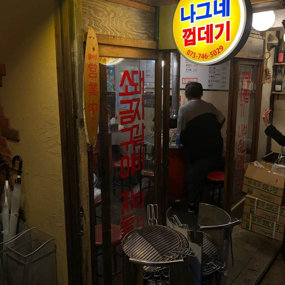 チョ・ヨンチョルのインスタグラム：「여기 분위기랑 맛이랑 취저 제대로..🥩🐷 사장님 자주 갈게요...ㅎㅎㅎ . . . 日本ではなかなかない韓国式の焼肉。もー美味しすぎました🤤 ここの社長さんは目立つのが好きじゃなくってなるべくふつうそうで、安く作ったって話してましたけど、こっちのほうが目立ってふんいきでてましたよ！😁いろいろありがとうございました！ごちそうさまでした👏🏻🐷🥩 - - - #교토 #교토맛집 #나그네껍데기 #京都　#京都グルメ　#ナグネコプテギ　#焼肉」