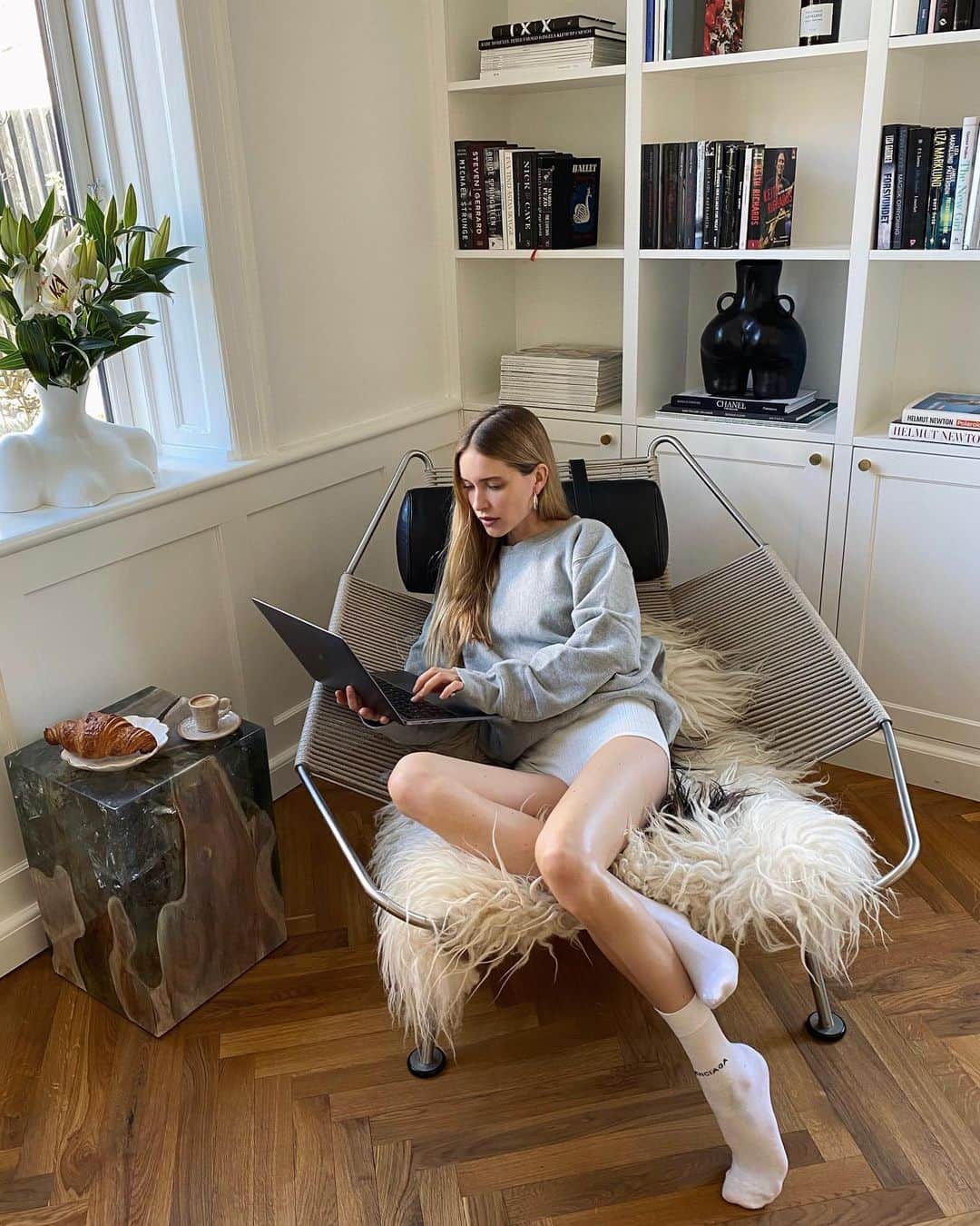 ペニーレ・タイスベックのインスタグラム：「Soft Sunday morning at home☕️」