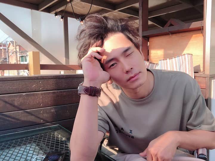 オン・ジュワンのインスタグラム：「자외선 지수가 많이 높다하니 썬크림~ 필수^^ 덥더라도 마스크는 필수로 하고🙏 얼마 남지않은 주말 저녁은 맛있는걸로^^」