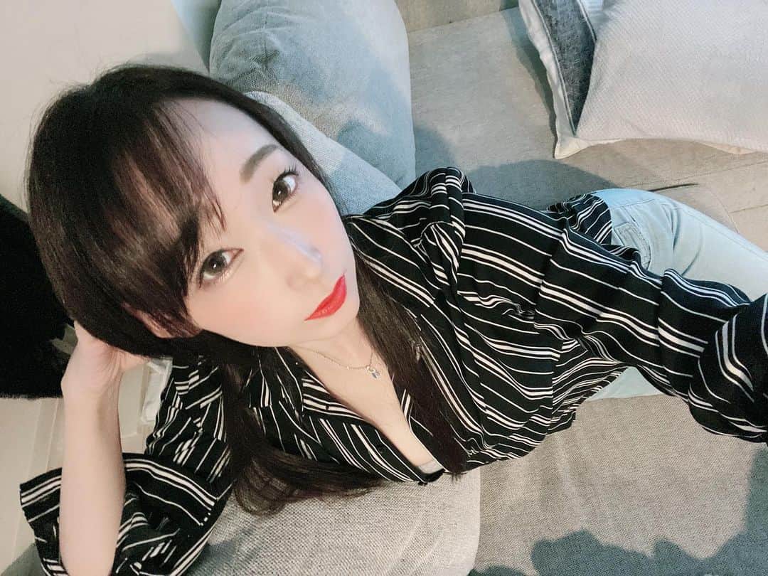 のインスタグラム：「・ ・ ・ とりあえず一旦だらだらしてるԅ( ˘ω˘ ԅ) ・ ・ #蓮実クレア #赤リップ」