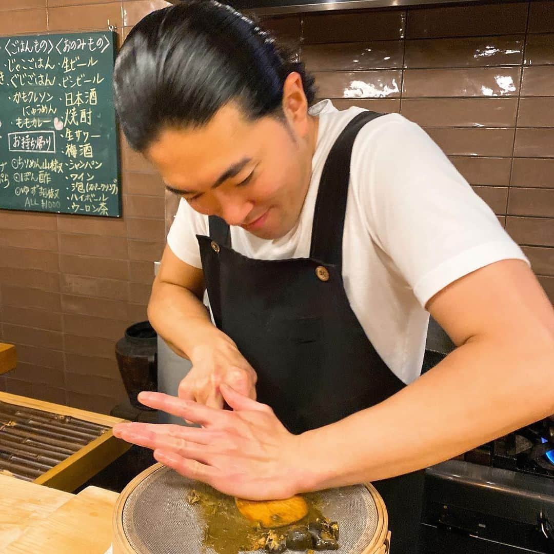 山岸久朗さんのインスタグラム写真 - (山岸久朗Instagram)「「朝とれキーワード」でいつもお世話になってる堅田敏腕ディレクターを、大好きなお店にご案内〜。話がメチャメチャおもろいので酒が進む！進む！ #食堂みやざき #食堂おがわ #堅田の落雁  #モモちゃん 明朝も #おは朝 観てネ  #山岸久朗 #山岸弁護士 #山岸弁護士が飯テロ中」6月21日 18時00分 - yamaben