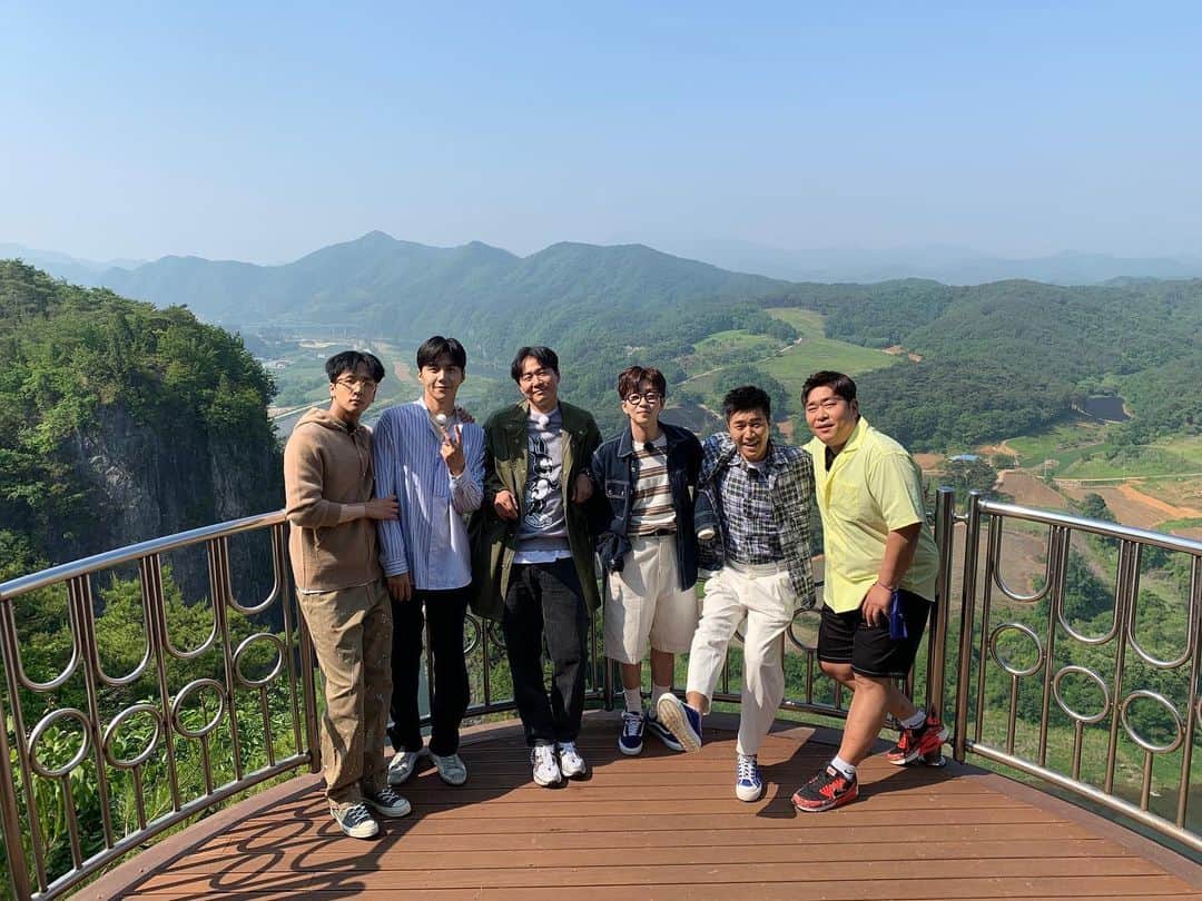 のインスタグラム：「꽃 축제 같은 1박2일 진국체전! 본방사수~~~🔥 #1박2일 #연정훈 #김종민 #문세윤 #김선호 #딘딘 #라비 #자식들꽃사진찍어주는선호엄마」