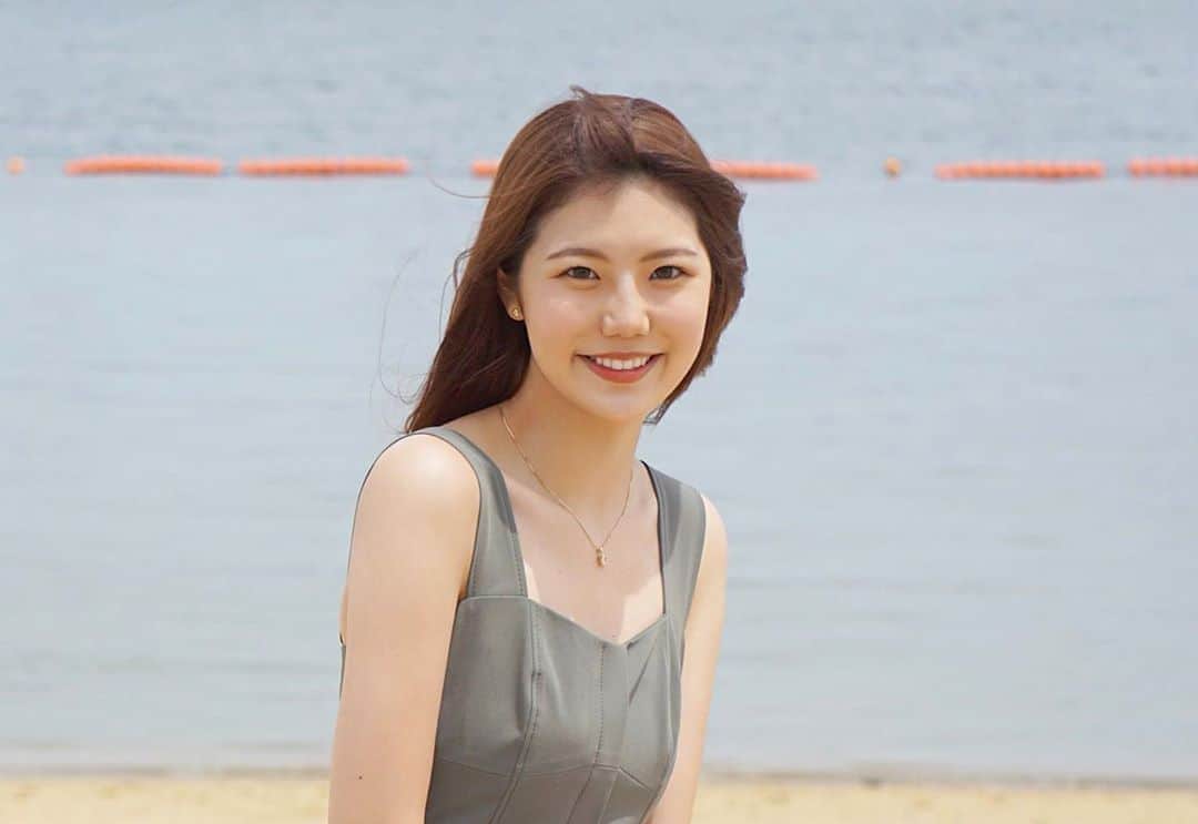 のインスタグラム：「背面、日焼け止めもサンオイルもどちらにせよ忘れていたから、まさにただいま七輪で放置されたお魚状態🐟やっちまった〜！！ 冬には戻ってるから、ま、大丈夫ね！ノープロブレム問題なし😊 最近中国語を頑張って思い出して意図的に突然話すようにしてるんだけど、いろんな言語を話すってお友達の輪が広がる感じがして幸せ🌻🌻🌻 . .  #海#海好きな人と繋がりたい #海撮影#撮影#撮影モデル #ポートレート#ポトレ#ポトレ女子 #笑顔#モデル#東京#東京カメラ部 #高身長#海コーデ#美白#透明感メイク #photo #shooting#beautiful #missuniverse#missuniversejapan #follow #셀카#얼스타그램#좋아요#좋아요반사#소통#팔로우환영#오오티디#오늘의훈녀」