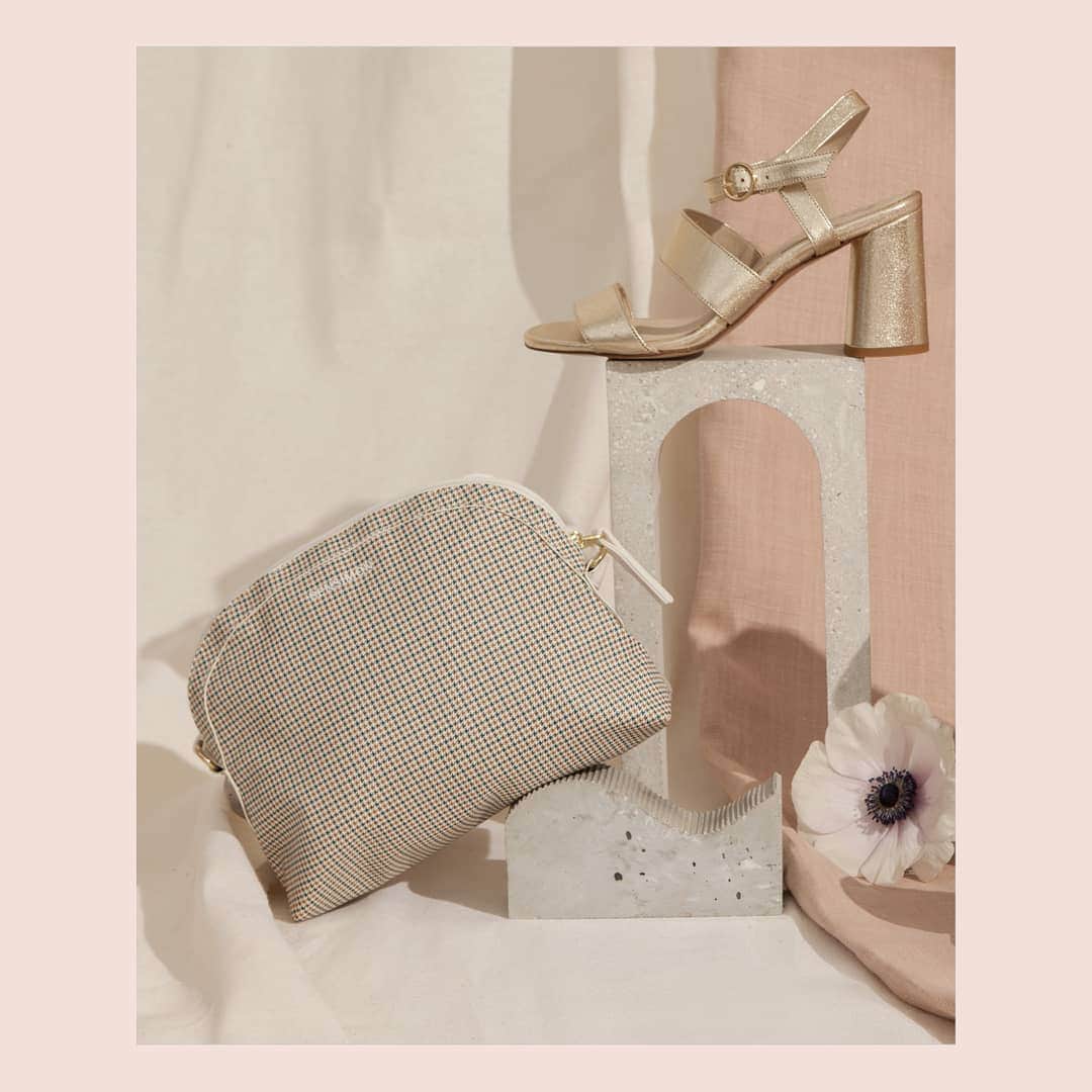 ベンシモンのインスタグラム：「Sandales dorées et accessoires colorés ! ☀️ ​Vos essentiels de l'été sont en ventes privées jusqu'à ce soir chez Bensimon ! Dernier moment pour en profiter ! 🤩 ​🇬🇧 Golden sandals and colourful accessories! ☀️ Your summer essentials are on private sale until tonight at Bensimon! It's time to take advantage of it! 🤩 ​#bensimon #mode #accessoires #sac #pochette #sandales #tennis」
