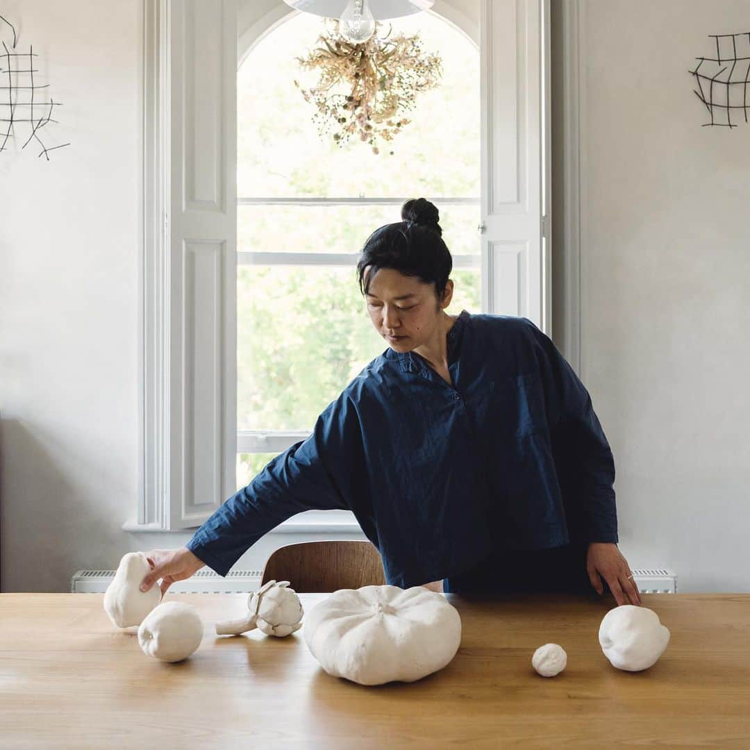 The Modern Houseさんのインスタグラム写真 - (The Modern HouseInstagram)「Today, we are heading over to Forest Hill in south east London to meet with ceramicist Kaori Tatebayashi @kceramics . Go to our Stories to hear why memories of her grandparents’ countryside home is still a fruitful source of inspiration and how she transformed her communal front garden into a verdant urban scene.」6月21日 18時07分 - themodernhouse