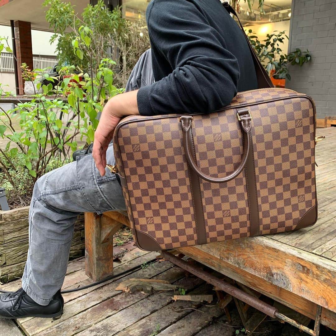 Vintage Brand Boutique AMOREさんのインスタグラム写真 - (Vintage Brand Boutique AMOREInstagram)「Louis Vuitton Damier Porte Documents GM.  This item is only available at the store but we accept orders by DM. Please DM us if you are interested in the item!  #amoretokyo #amorevintage #amoregentleman #louisvuitton #vintagelouisvuitton #ルイヴィトン #ヴィンテージルイヴィトン #mensfashion #mensfashionpost #mensstyle #menswear #mensbag #mensbags」6月21日 18時10分 - amore_tokyo
