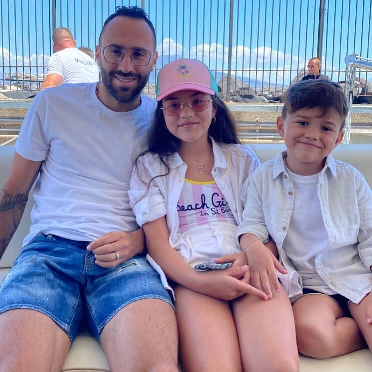 ジェシカ・スターリングのインスタグラム：「No puedo contarles la admiración y el amor tan grande que tienen mis hijos por su papá, pero el con su dedicación, amor incondicional, su ayuda, sus consejos, su bondad, su comprensión, las palabras de aliento y motivación, lo han llevado a convertirse en lo que para mi es el MEJOR PAPA DEL MUNDO❤️❤️ GRACIAS MIAMOR por darnos lo mejor de ti!! TE AMAMOS MUCHO @d_ospina1」