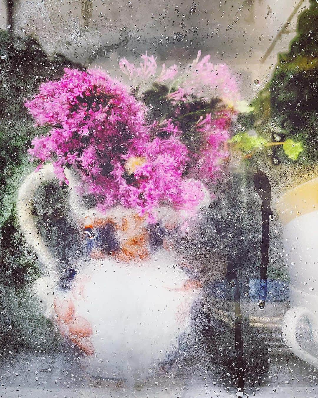Tea and sittingのインスタグラム：「#rainywindow」