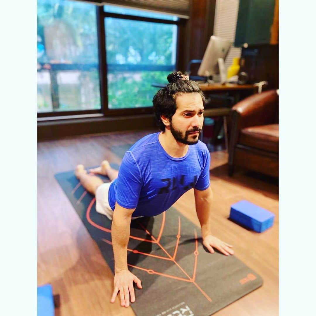 Varun Dhawanさんのインスタグラム写真 - (Varun DhawanInstagram)「ॐ 🧘‍♂️ 🙏 @jogmihir #balance #yoga」6月21日 18時31分 - varundvn