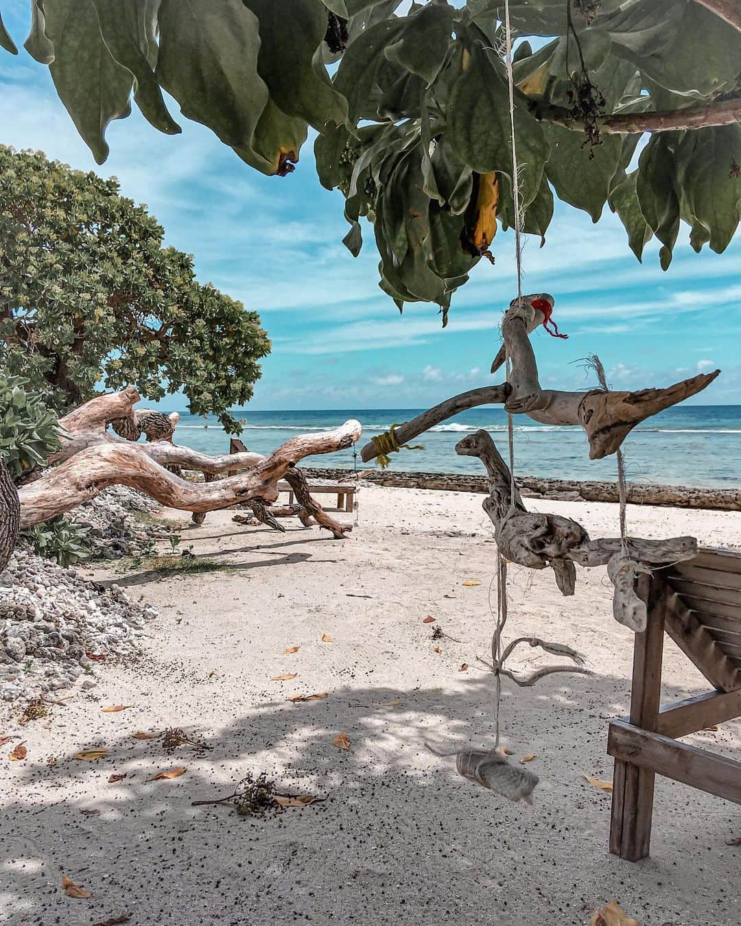 YUINAのインスタグラム：「.﻿ .﻿ .﻿ イビザのフェルナンドが滞在中に作った手作りインテリア🌴﻿ サンゴと木を吊るしたものが所々にぶらさがっていい雰囲気😊🌈﻿ ﻿ 旅しながら人の家にアートの爪跡残してくっていいな😍✨﻿ ﻿ ﻿ #タヒチ﻿ #フアヒネ島﻿ #フレンチポリネシア」