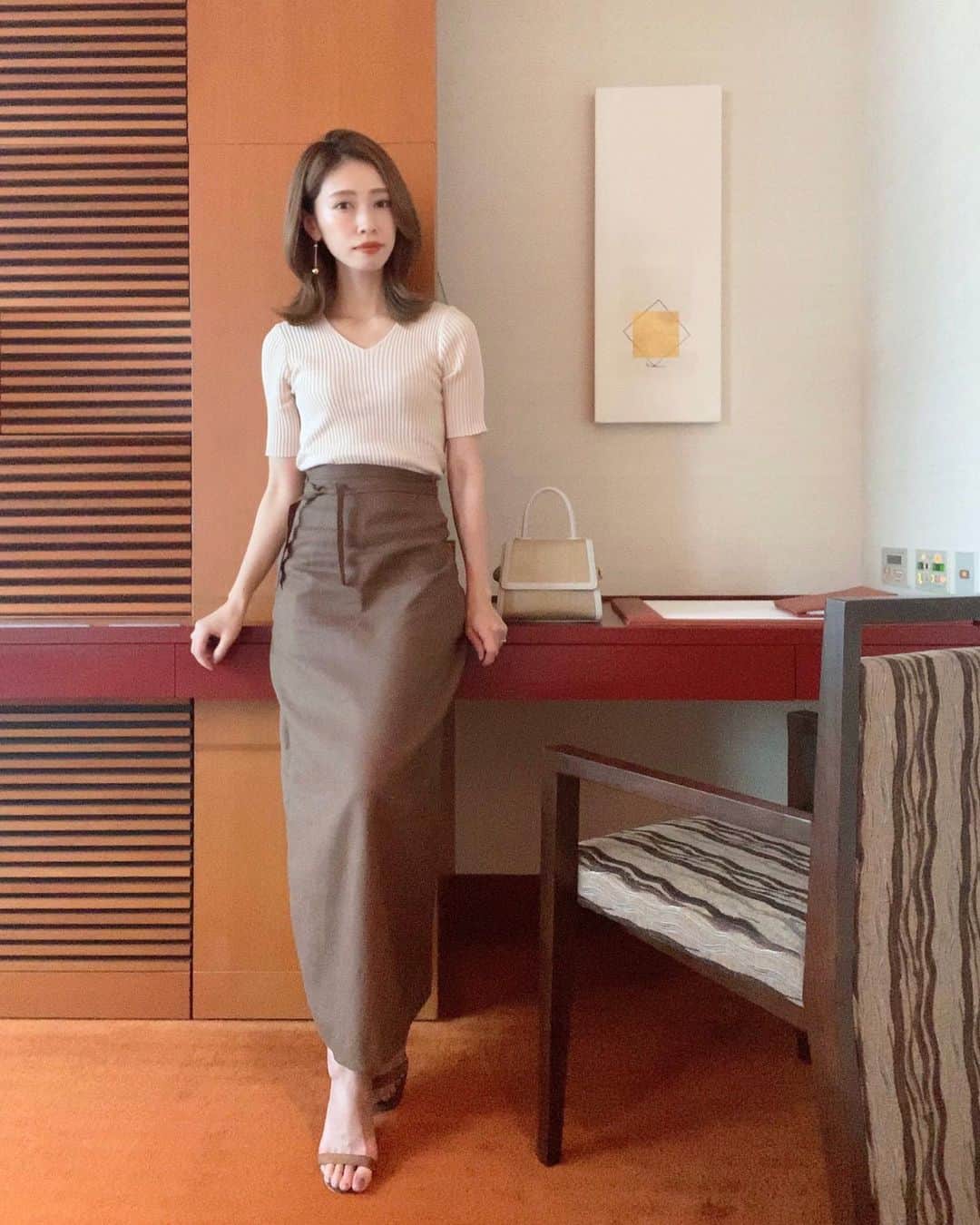石黒美帆のインスタグラム：「*﻿ #coordinate 🤎﻿ ﻿ ﻿ tops#moderobe﻿ skirt#WhimGazette﻿ bag#vasic﻿ earrings#etincelle_official ﻿ ﻿ ﻿ ﻿ @mode_robe_official から出ているクーリングデバイスも愛用中☺️冷蔵庫に入れておくので冷んやり気持ち良いです♡﻿ ﻿ ﻿ #fashion#fashionstyle#fashiongram#instafashion#outfit#ootd#dailylook#패션#오오티디#ファッション#コーデ#モードローブ#ウィムガゼット#ヴァジック#シンプルコーデ#夏服#夏コーデ#ブラウンコーデ#ゴールドアクセ#リネン」