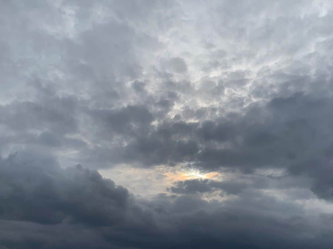 佐生雪のインスタグラム：「The light behind the clouds.」