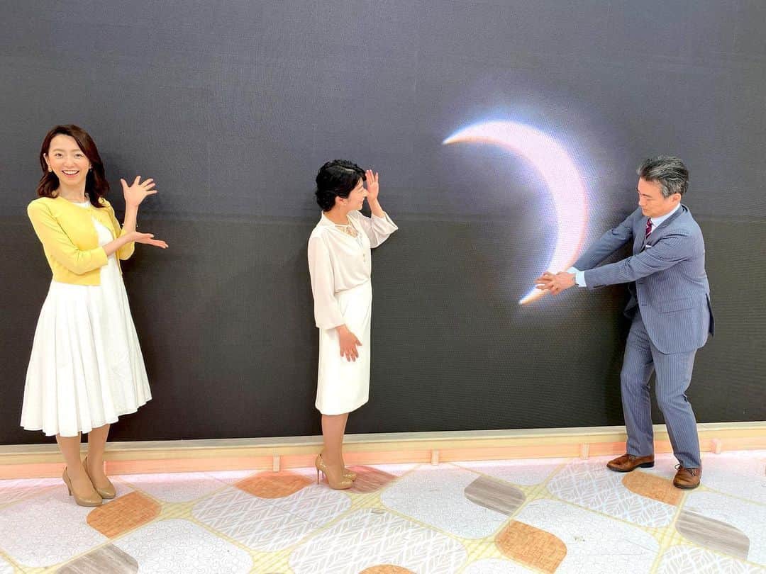 フジテレビ「プライムニュース イブニング」さんのインスタグラム写真 - (フジテレビ「プライムニュース イブニング」Instagram)「今週もご覧いただきありがとうございました。﻿ きょうは「部分日食」。﻿ 多くの地域で観察できたようですね。﻿ 東京・台場は厚い雲に覆われてしまい・・・涙。﻿ 番組では各地の様子をたっぷりとご覧いただきました。﻿ インスタの写真は沖縄・那覇市から見た部分日食です。﻿ ﻿ ﻿  生野陽子﻿ @beigecomma  内田嶺衣奈﻿ @foxey_official  #生野陽子﻿ #内田嶺衣奈 @reina.uchida  #奥寺健 @fujitv_announcer  #永尾亜子﻿ #フジテレビ #アナウンサー #ニュース #感謝の気持ち﻿ #梅雨 #部分日食みられましたか？」6月21日 18時54分 - livenews_it
