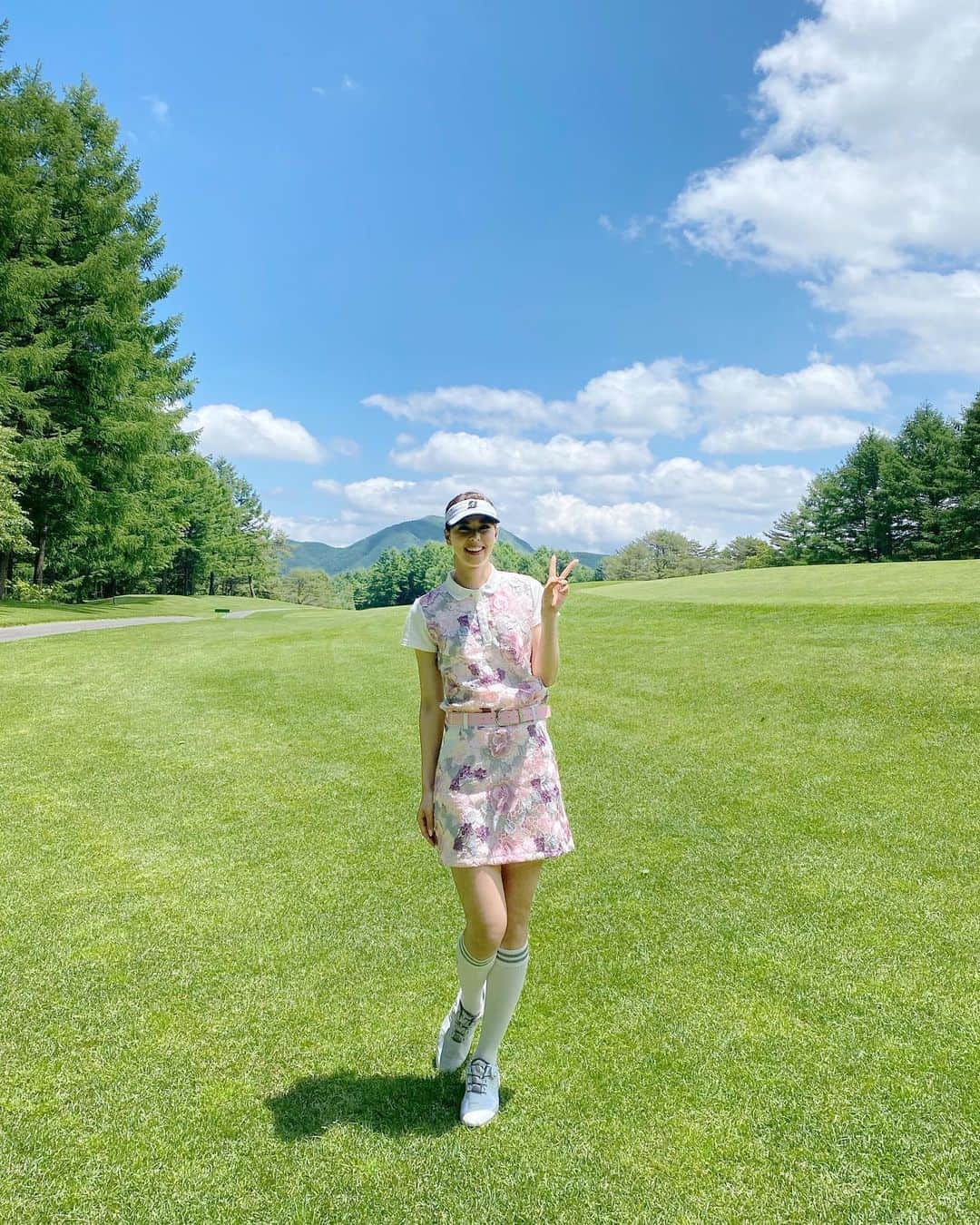 阿部桃子さんのインスタグラム写真 - (阿部桃子Instagram)「ヴィンテージピンクのセットアップのゴルフウェア💜💖🖤 コースのグリーンにとっても映えるし可愛かった😍 #ゴルフ #ゴルフウェア #ゴルフコーデ #ゴルフ女子 #セットアップ #ヴィンテージピンク #golf #golfwear」6月21日 18時56分 - momokoabeofficial
