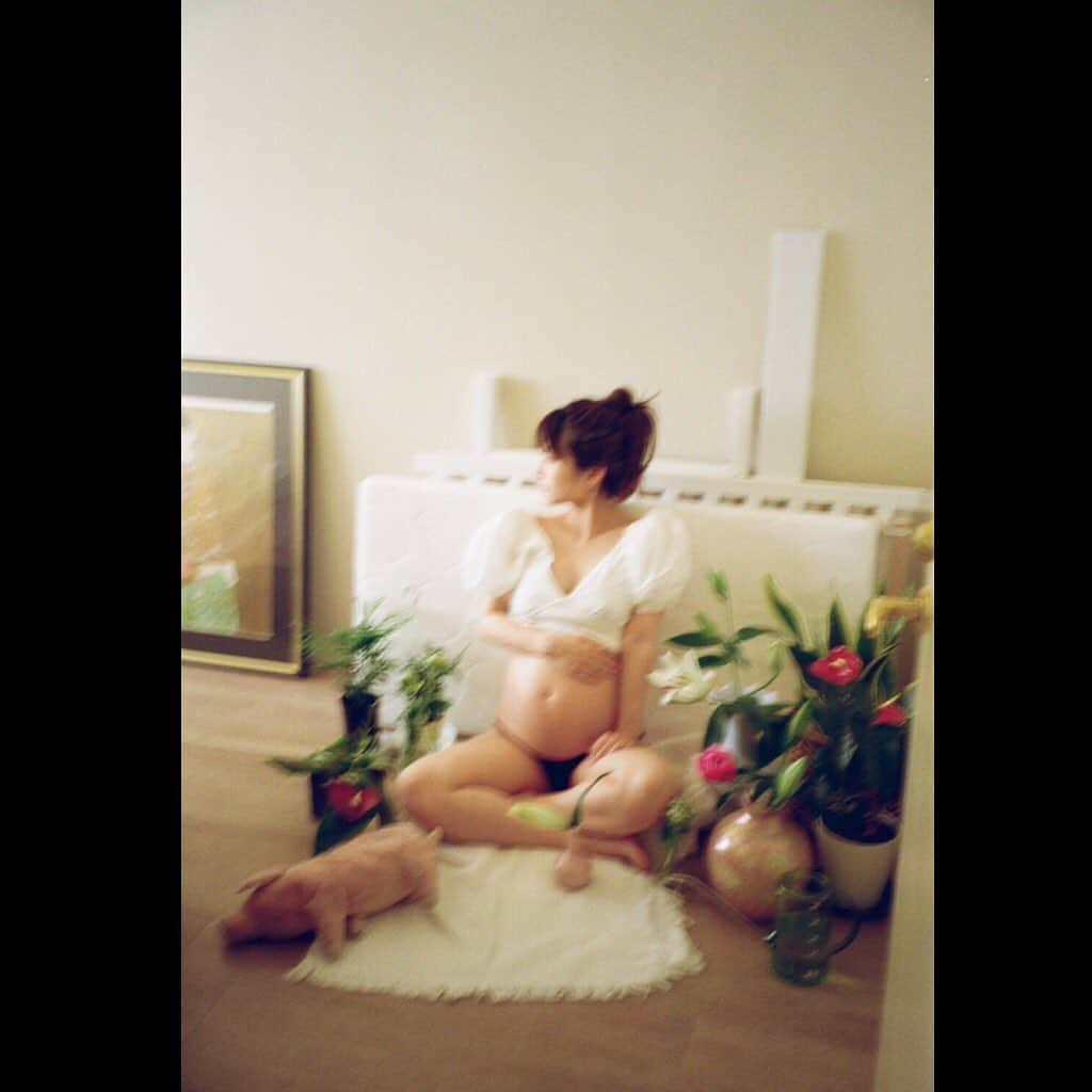 Kyokoさんのインスタグラム写真 - (KyokoInstagram)「I have to prepare for you ...🛏🧸🍼 念願の私とりょうちゃんのベビー👶これから起こる全てが理想通りというわけには行かなくてもそれすらも人生の楽しみにしていきたい、な🍚 記念にってりえこが組み立てる前のベビーベットの前で撮ってくれた。 きっと多くはないけど、私にとってはたくさんの友達が会えるようになって様子を見に家まで来てくれる、愛だなぁ、みんなに支えられてるよ🌈🌈🌈良すぎる写真たちが全部ヌードだからおばあちゃんになったらシェアしたい👵」6月21日 18時56分 - kyontokio