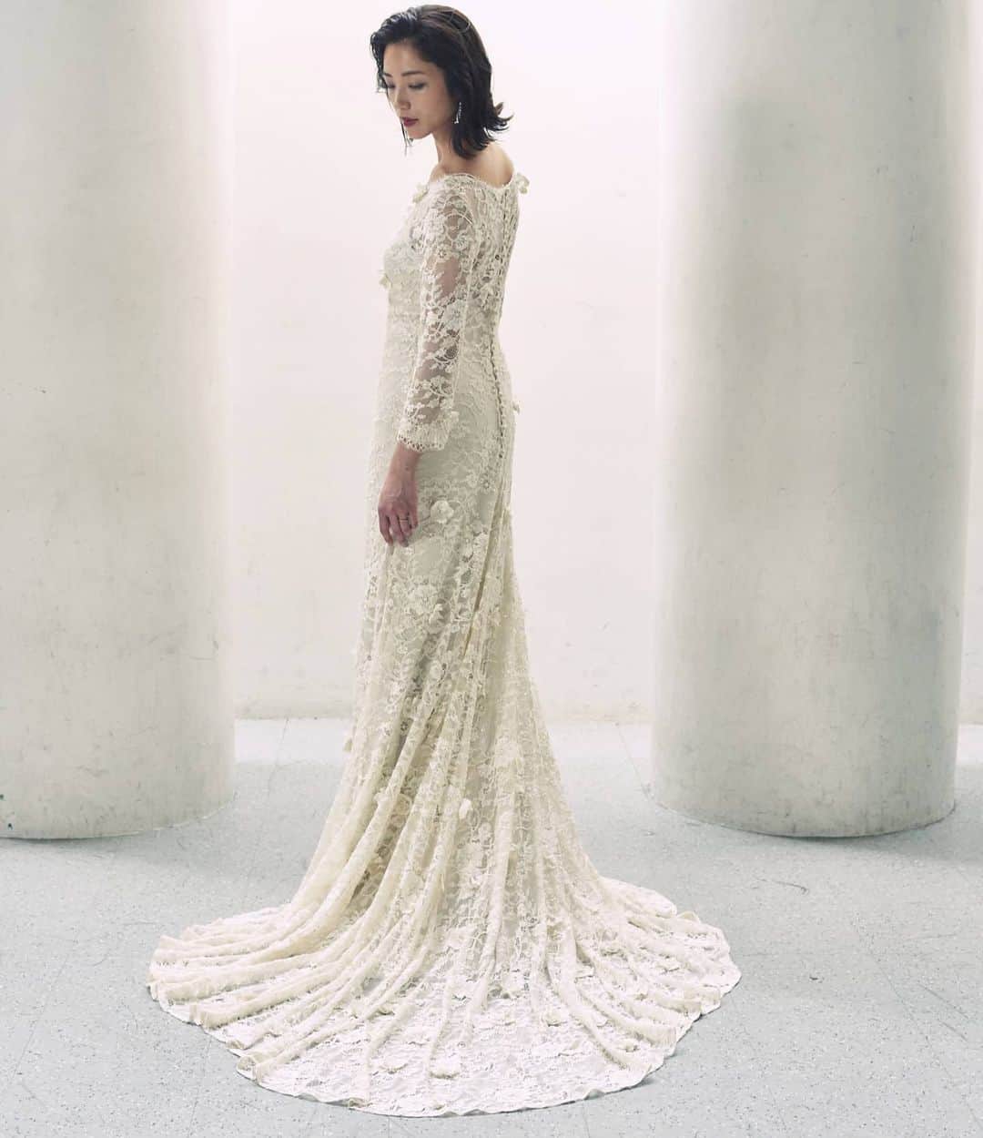 Cli'O mariageクリオマリアージュさんのインスタグラム写真 - (Cli'O mariageクリオマリアージュInstagram)「異素材をヴィンテージに染め上げ、ビージングは全てハンドメイドで一針一針縫い止めて行きました🕊️ エンブロイダリーレースには立体的なフラワーモチーフが散りばめられ… . 魅力的なアイラインのシルエット.… . 贅沢にレースのトレーンを引き、背中に連なるたくさんのクレストボタンが印象的なバックスタイルなんですよ🌿 . いつか見た映画のワンシーンの様にと願いを込めて製作されるクリオマリアージュオリジナルドレB011W060003(D000001B) . . ★リアルなクリオマリアージュブライズをご紹介しております⏬  @cliomariage_brides ★パーティーや花嫁アクセサリーのご購入検討中の方はこちらをご覧ください⏬ @cliomariage.shop . The request of photo wedding is also possible. Please make an appointment. ↓↓↓ ☏+81-3-3770-9722 ✉info@cliomariage.com 1-16-16-5F Dogenzaka,Sibuya,Tokyo #cliomariage #photowedding #クリオマリアージュ #フォトウエディング #ウエディングフォト #ウエディングドレス #ドレス試着 #結婚準備 #ドレス探し  #海外挙式 #前撮り #後撮り #総レースドレス #撮影 #プレ花嫁 #卒花嫁  #高身長花嫁 #家族婚 #2020秋婚 #2020夏婚　#2021春婚 #ウェディングドレス試着 #カラードレス試着 #ドレス迷子 #ウェディングドレス迷子 #家族挙式 #長袖ドレス #weddingdress #お色直しドレス」6月21日 19時00分 - cliomariage