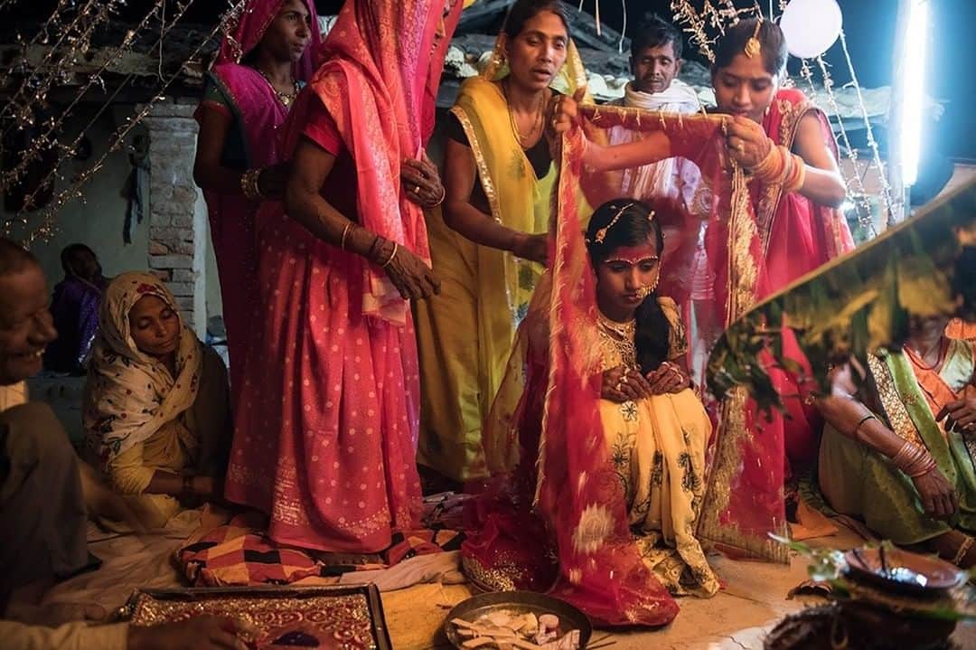 VICE Japanさんのインスタグラム写真 - (VICE JapanInstagram)「「失われた少女時代：インドの幼い花嫁をとらえたスナップ写真」 インドの児童婚はこの10年で減少傾向にあるが、未成年の花嫁は今も1500万人を超える。  リンクはプロフィールから。」6月21日 19時01分 - vicejapan