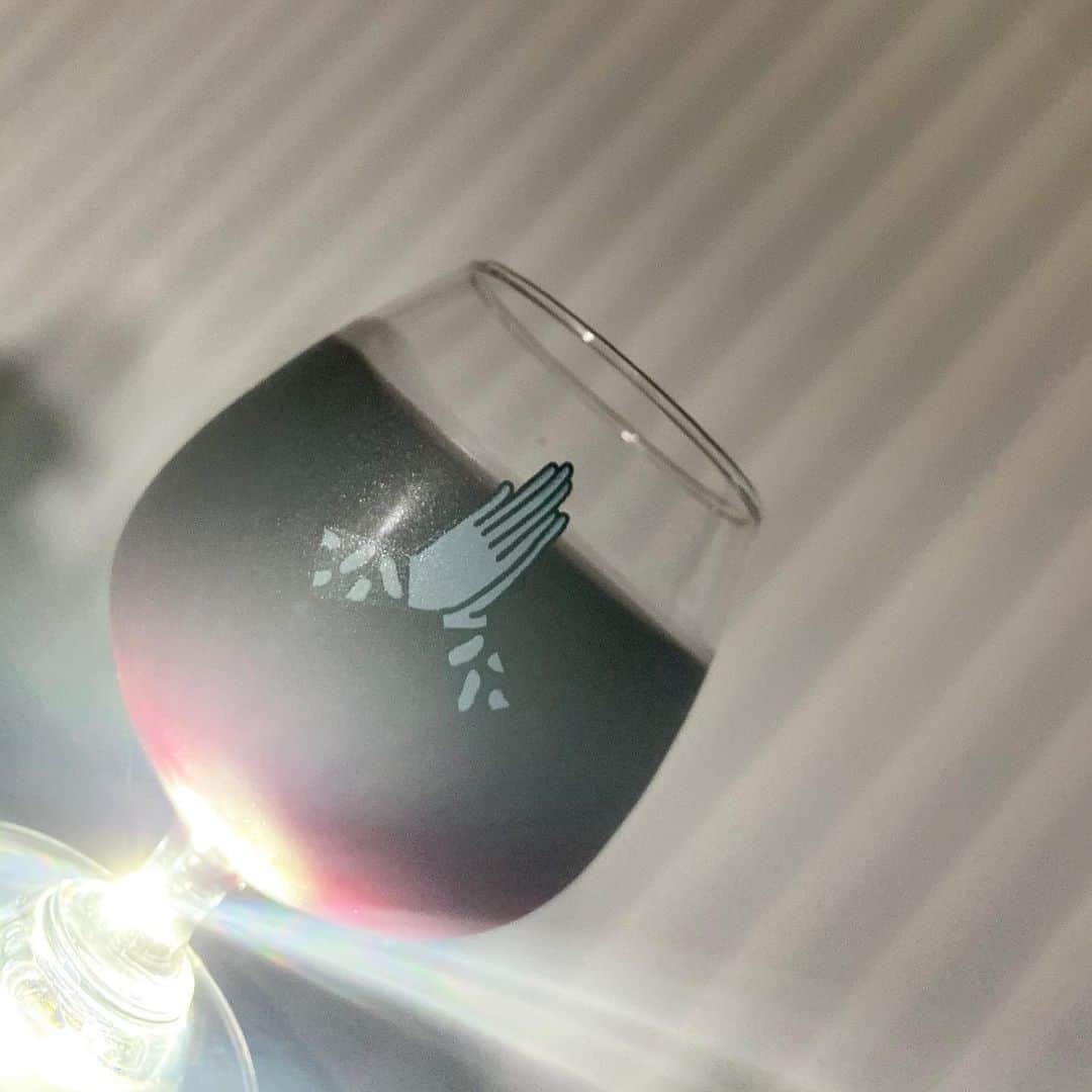 馬場裕之のインスタグラム：「シークワーサーワイン🍷 『材料』 赤ワイン（お安いもの）150ml シークワーサー5〜10ml ①よく冷やした赤ワインとシークワーサーを混ぜるだけ。 サングリアっぽくなって飲みやすいですよ。 シークワーサー少し多めにして氷を入れても良いですよ。 500円くらいのお手頃な赤ワインでやってみてはいかがでしょうか😌 グラスはMikkeller Bangkokで買いました🇹🇭」