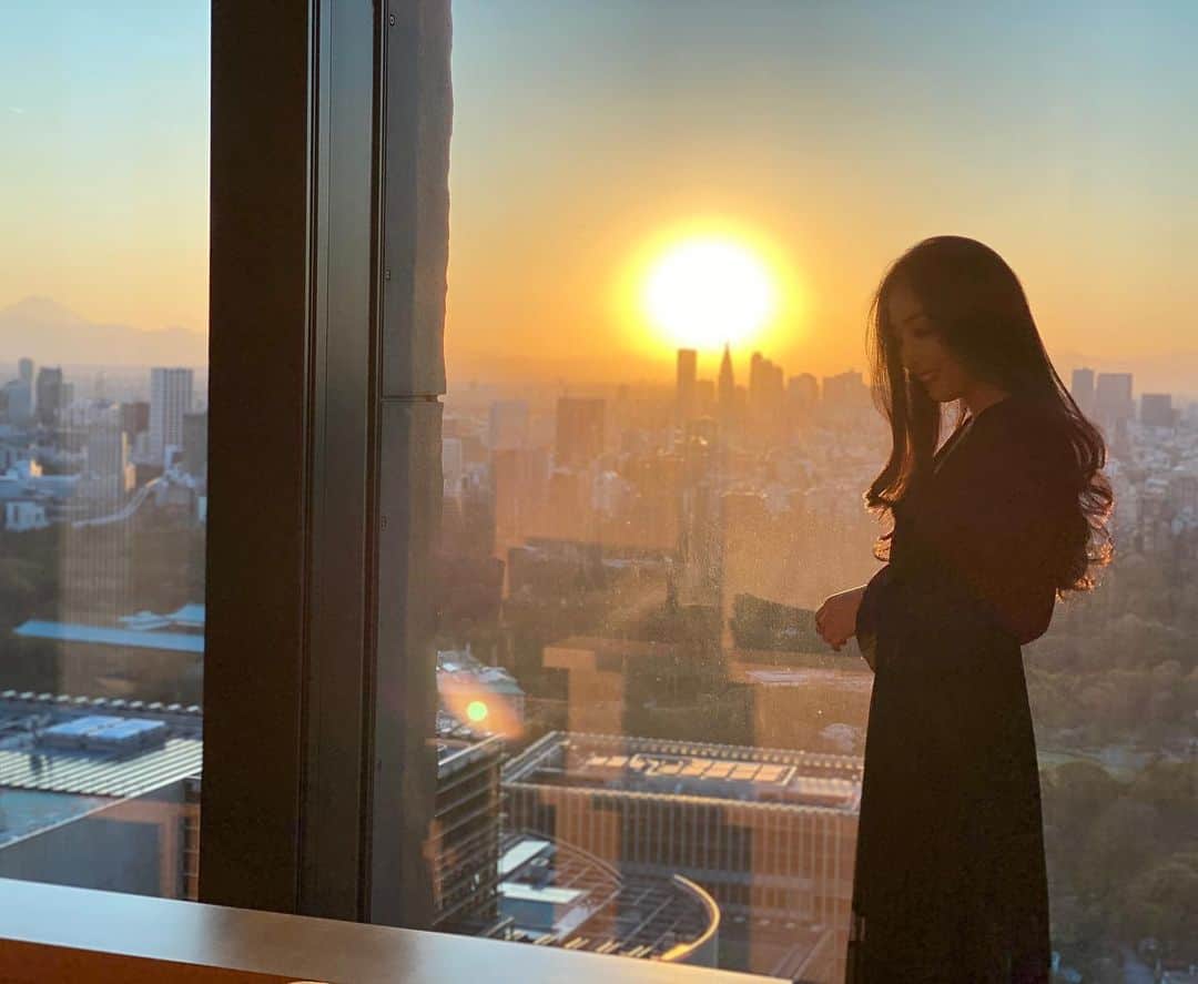 砂田早紀のインスタグラム：「梅雨に入ってじめじめした日が続いてますが、大好きな夏はもう目の前🥂☀️ 夕日好きすぎてまた夕日の写真笑  今日は父の日だね、明日はパパとママと楽しみ🥰🥂 いつもありがとう。 Happy Father’s Day 🌹  #アマン東京 #夕日　#happyfathersday」