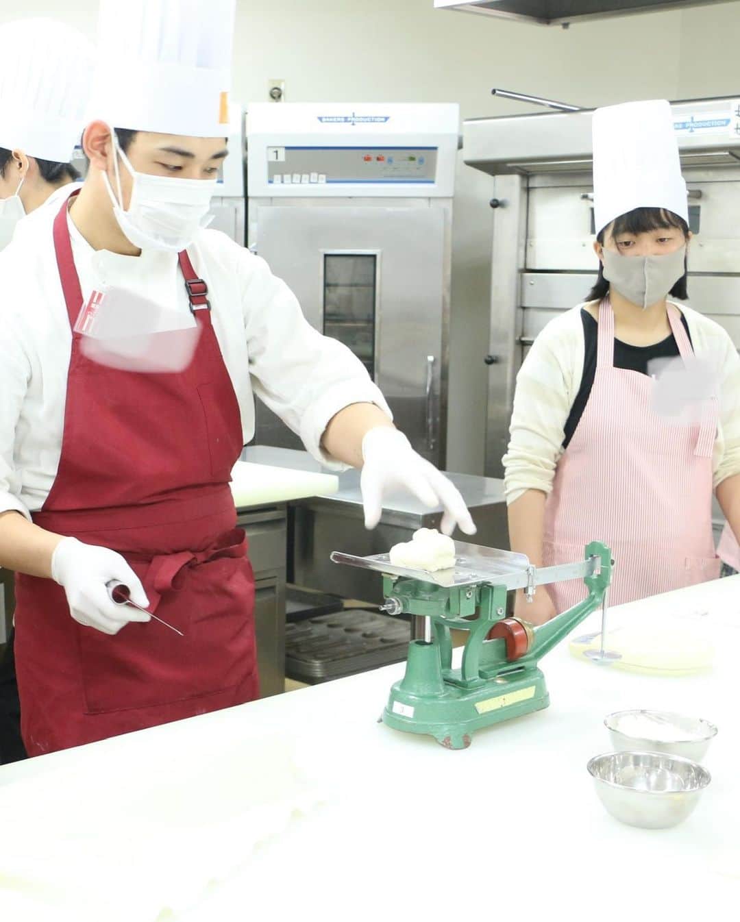 神戸製菓専門学校（公式）さんのインスタグラム写真 - (神戸製菓専門学校（公式）Instagram)「🌈6/21(日)オープンキャンパス🌈 #製パン を本格的に「1年」で学べる関西唯一の学科が神戸製菓の「#製パン本科」❗️ 遠方からもたくさんご参加いただき、ありがとうございました😊  #パン職人 を目指したいという皆さんに向けて、生地作りからじっくりと体験していただきました！🍞 現場でも使われている大型ミキサーの使い方、はかりの使い方も一から学び、さらに成形の練習もたくさん❗️😌 #パン職人 を目指す人には大満足のオープンキャンパスだったのでは？😆 「南田先生がわかりやすく丁寧に教えてくださって嬉しかった」など、先生との距離の近さも非常に感じていただける日だったと思います。  #フランクロール 作り、みなさんお疲れ様でした😊  次回、がっつりパン作りができるオープンキャンパスは7/12(日)ブルーベリー食パン🍞❤️ 高校1.2年生の方は7/26(日)ベーグルサンド作りに集合❗️😆 お待ちしております♪  #神戸製菓　#神戸製菓専門学校　#神戸製菓専門学校oc  #専門学校　#製菓専門学校　#オープンキャンパス　#製菓本科　#製パン本科　#お菓子専科　#製菓　#製パン　#お菓子作り　#パティシエ　#パン作り　#パン職人　#パン屋　#開業　#お菓子作り好きな人と繋がりたい　#パン作り好きな人と繋がりたい　#クッキー型プレゼント　#pattistagram2020 #パン　#パン活 #食パン」6月21日 19時07分 - kobeseika_info