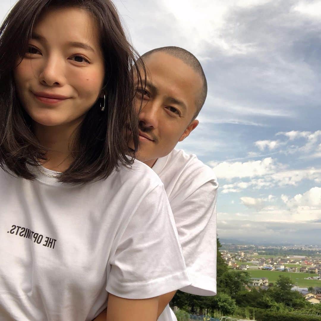 野澤麗花のインスタグラム：「昨日6月20日に入籍致しました❤️ 毎日沢山笑わせてくれる大親友とこれからの人生を共にすることができて、ワクワクと幸せな気持ちでいっぱいです。 いつも支えてくれる家族や友達や周りの方々にはこれから2人で恩返しをしていきたいと思います。 まだ直接報告ができてない方も沢山いて、ごめんなさい🙏 まだまだ未熟者ですが、これからも私たちをよろしくお願いします❣️ . WE’RE MARRIED❤️ I don’t know how did I get so lucky to marry my best friend. Love you to the moon and back🤍　@taka_brew」