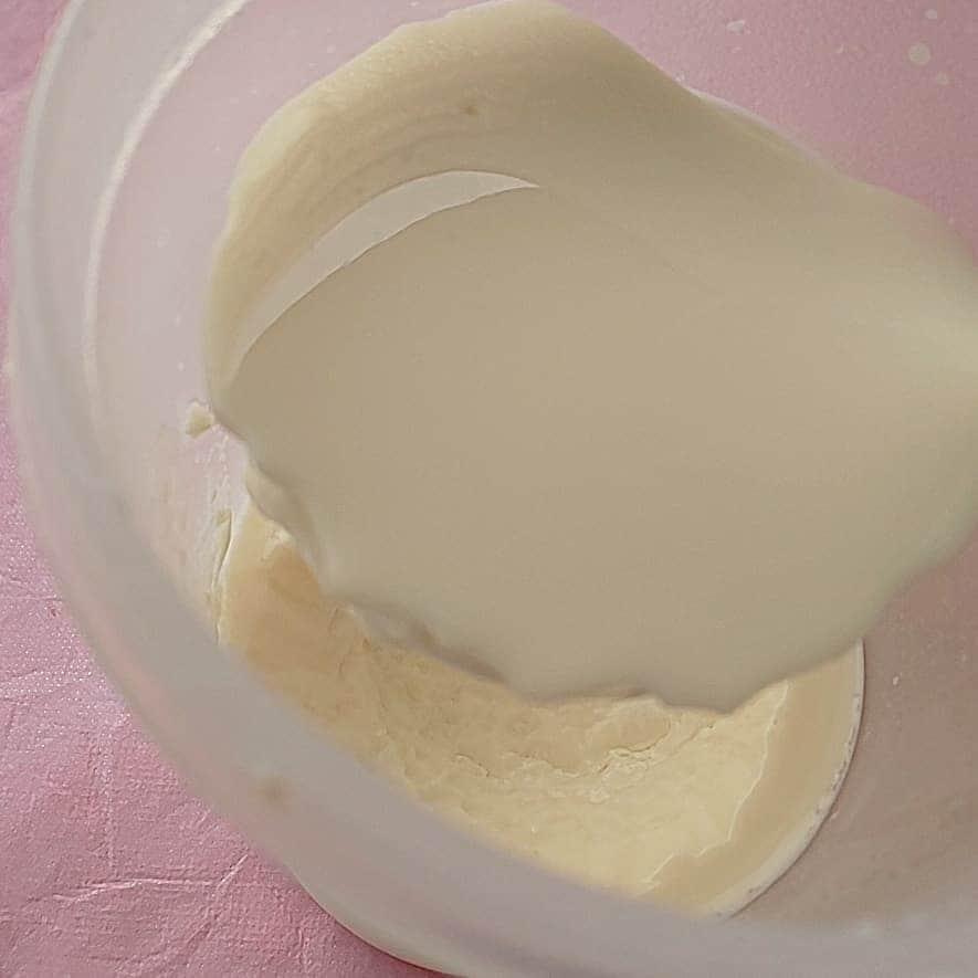 藤原宏美（ひろみん）さんのインスタグラム写真 - (藤原宏美（ひろみん）Instagram)「今年に入ってから 腸活のために続けている ロイヤルユキさんの手づくりヨーグルト🎵  牛乳さえあれば 簡単に作れるし、  できたてのヨーグルトは とっても美味しくて、 何度もリピートしています✨ 「豆乳でも作れないかなぁ？」 と思っていたところ、 【豆乳で作る専用のケフィア 「ソイケフィ」】を見つけましたー😍  といってもすでに約8年前に ロイヤルユキさんでは、  豆乳で作る専用の「たね菌」を 発売されていたのです😆  当時日本で最初となる乳成分不使用！ アレルギーの方も安心です。  大豆パウダーベースのたね菌で、100%植物性。  牛乳のヨーグルトと作り方はほぼ同じ。 発酵専用のくるみちゃんを使って、24時間後には簡単に美味しく作れました♥️ 豆乳ヨーグルトって、クセのキツイものもあるけれど、これは凄く美味しい✨  スターターセットに入っていた有機豆乳自体も濃厚で美味しいからかな？  健康のために続けたい習慣です😍  @kefirfan  #ロイヤルユキ #ソイケフィ #豆乳ケフィア #豆乳ヨーグルト #腸活 #菌活 #自家製ヨーグルト #monipla #royalyuki_fan #藤原宏美 #手づくりヨーグルト #たんぱく質 #大豆 #健康 #美容 #フルーツ #fruits #プルーン #乳酸菌 #酵母 #くるみちゃん」6月21日 19時08分 - hiromint7