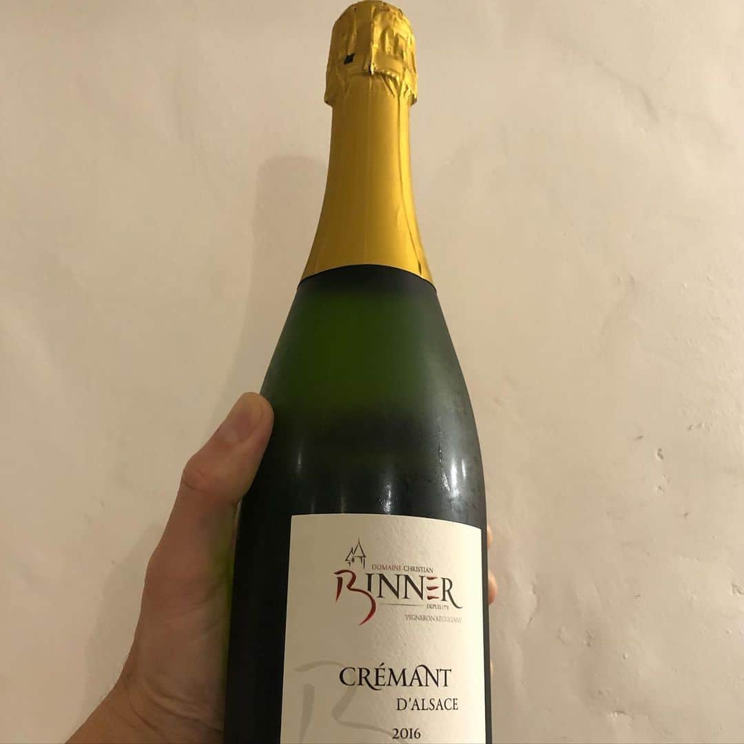 のインスタグラム：「今晩、自分のご褒美に？　父が近くにいないので？　いやただ飲んでみたかった。そしてヤバい。しばらくは泡はこれで良い……。 #cristianbinner #cremantdalsace #vinnature」
