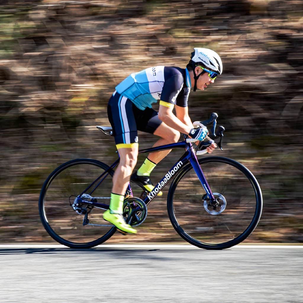 KhodaaBloomのインスタグラム：「ロードバイクの新しいフラッグシップ"STRAUSS PRO DISC フレームセット"新発売﻿ ﻿ KhodaaBloomは、ディスクブレーキ仕様のレーシングロードバイク「STRAUSS PRO DISC FrameSet (ストラウスプロディスクフレームセット)」を発売いたしました。﻿ ﻿ STRAUSSとはドイツ語で花束を意味する言葉で、KhodaaBloom の粋を集めたシリーズとして新たに登場しました。STRAUSS PRO DISCはトータルバランスを追求したレーシングディスクロードバイクです。﻿ ﻿ フレームは航空機にも使用されるT-800カーボンをメインに使用し、上下異径ヘッドや前後スルーアクスル、プレスフィットBB、フラットマウントディスクブレーキといった現代ロードバイクのトレンド規格を採用しました。強いペダリングに負けない剛性を確保しながらシートステーの扁平形状によって快適性も併せ持っています。﻿ ﻿ これまでのKhodaaBloomレーシングロードバイクの特長を受け継いだレースの最後まで脚を残せるバイクに仕上がっています。﻿ ﻿ フレーム色のオーロラブルーは見る角度によって色を変える偏光塗料を使用しました。それにより奥深く、気品のあるカラーデザインとなっています。﻿ ﻿ ————————————﻿ ☑️STRAUSS PRO DISC FrameSet﻿ (ストラウスプロディスク フレームセット)﻿ 価格　￥248,000+税﻿ カラー　オーロラブルー﻿ 重量﻿ フレーム　1,065g(480mm)﻿ フォーク　435g(480mm)﻿ サイズ(適応身長)﻿ 480mm（160-175cm）﻿ 510mm（170-185cm）﻿ 540mm（175-190cm）﻿ ————————————﻿ ﻿ #KhodaaBloom #STRAUSS #STRAUSSPRODISC」
