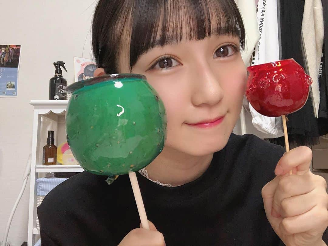 今村麻莉愛のインスタグラム：「. ママがりんご飴を買ってきてくれました🍎🍏 すごい色😳😳 ・ ・ #りんご飴」