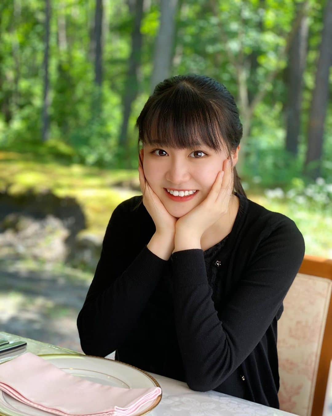 千寛のインスタグラム：「久しぶりに外食したよ〜😊 ポートレートで撮ってもらったんだ🤭🤭 #千寛 #書家 #フランス料理  #景色  #カメラ  #ポートレート  #jk #좋아요 #좋아요반사 #좋아요그램 ##점심」