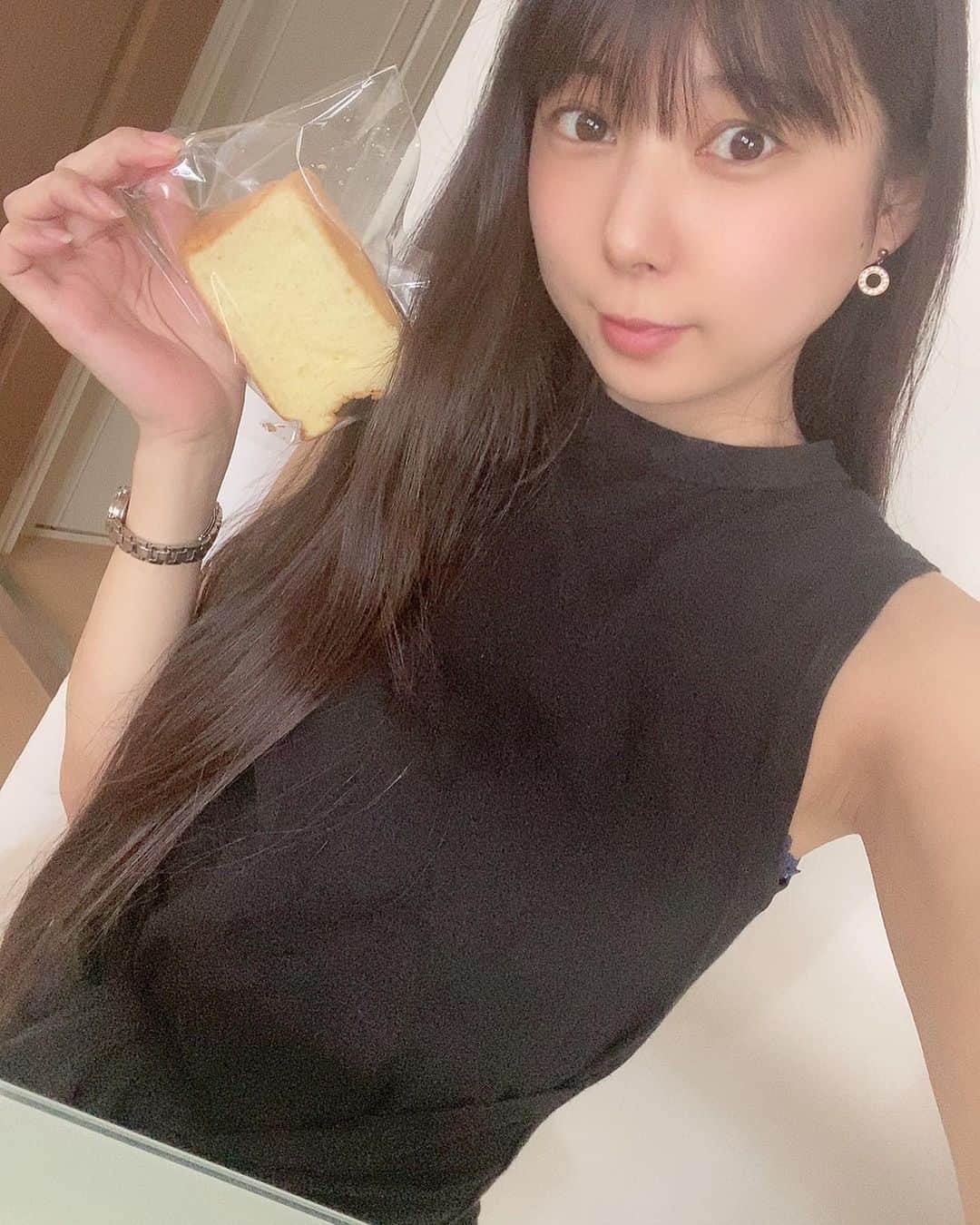 佐藤夢さんのインスタグラム写真 - (佐藤夢Instagram)「めちゃくちゃ大好きな、うどん屋さん♡うばらさんに食べに行ってきました😉💓 いつも大盛りを二杯必ず食べます🤣お店の人みんなも凄くいい人達で行く度にお腹も心も満たしてくれる大好きな御店なの👏✨ この前、帰り際に店長さん手作りのシフォンケーキ🍰を頂きました‼️うどんに使っている小麦粉で出来てるの〜👏✨ うどんだけでなくスイーツまで美味しくて…🥺 【上本町うばら】さんのInstagramもチェックしてみてね‼️ #上本町　 #上本町うばら #うどん #ぶっかけうどん #百名店  #ミシュラン #シフォンケーキ #グラビア #黒髪ロングストレート」6月21日 19時29分 - dreamsatoo