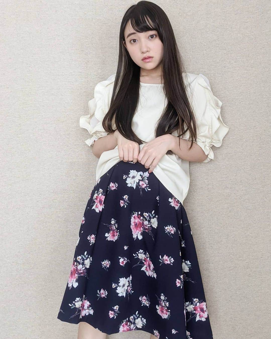 のインスタグラム：「このシリーズラストです♡ 今日は毎週日曜ラジオの日です📻 SHOWROOMで配信していますので ぜひ聴きに来てください🎶 . . fiocco第一弾商品 『陽だまりのワンピース』 予約販売受付中♡ . プロフィールのURLから ぜひチェックしてね🎀 #fiocco  #フィオッコ  #ファッションブランド . . . #相川結 #女優 #モデル #フリーランス #フリーモデル #サロンモデル #サロモ #美容 #メイク #ファッション #撮影 #低身長 #低身長コーデ #おちびコーデ #今日のコーデ #ロングヘア #ナチュラルヘア #ストレートヘア #夏 #夏コーデ #ナチュラルメイク #黒髪ロング #セルフポートレート」