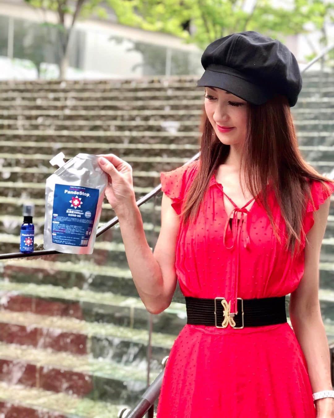 のインスタグラム：「マスク、除菌、抗菌… 日常になりつつあるなぁって感じます😌✨ ・ 日々の生活において、ウィルス感染に意識を向けるのがこれからの常識に👆 ・ ・　 そこで、感染予防対策に欠かせない強力なアイテム 見つけました💪💕 ・ ・ お写真 𝕤𝕨𝕚𝕡𝕖 ⇨⇨⇨ ・ ・ 【 PandeStop 】パンデストップミスト 感染力の高いウィルス・細菌対策に❗️ ・ 人にも環境にも優しい 除菌率99.9％以上の 除菌・抗菌水(高濃度3000ppm希釈仕様)です。 ・ 主成分は 亜塩素酸ナトリウムで 次亜塩素酸水とは違う確かな除菌力だそうです❗️ ・ ・ ☑︎刺激ゼロの除菌水なので、敏感肌の方はもちろん手荒れも心配なし✋✨ ☑︎食品添加物に使える成分だから、スーパーでの買い物、食品などへの使用も安心 ☑︎アルコールフリーだから手指に触れても安心 ☑︎赤ちゃんがさわる身の回り品の除菌にも安心🤱 ・ ・ 安心がいっぱ〜い💕 ・ ・ ・ 今回、持ち運びに便利な30ml入りのミニボトルも付いているので、私はいつもカバンに入れています👜 外出先で、気になる時にシュッシュってしていま〜す✌️ ・ ドアノブ、スイッチ、ATM機やタッチパネル、レストランでのメニュー、電車のつり革や手すり、お金… 不特定多数が接触するものに触れたあとの手指除菌、大事ですからね😉 ・ ミニボトル、これは本当に便利ですっかり習慣になっちゃいました❣️ ・ ・ ・ ・ 除菌・抗菌 、毎日のことだから… 刺激も無く身の回りのあらゆるシーンで使用できる パンデストップ、今の私の必需品です💙 ・ こまめな除菌が感染リスクを大幅に減らすことになるそうです。 皆さんも "感染予防対策" に是非💛 ・ ・ 【 Pande Stop 】パンデストップミストhttp://pandestop.com/ ・ ・ ※ ●10倍希釈 → 身の回りの菌の除菌・消臭 ●10〜30倍希釈 → 加湿器に入れての室内除菌・消臭・防カビ ・ ・ ・ ・ #パンデストップ #pandestop #除菌スプレー #手が荒れない #コロナに負けるな #消毒 #コロナウイルス対策 #除菌グッズ #PR #モデル #model #ウォーキング講師 #秘書 #インフルエンサー #神戸 #kobe #followme #フォローミー #beauty #ファッション #コーデ  #fashion #大人女子 #女子力 #美意識 #休日」