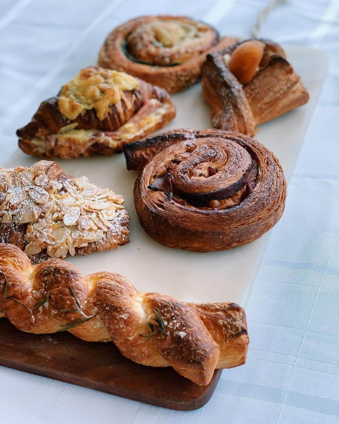 @LONDON | TAG #THISISLONDONさんのインスタグラム写真 - (@LONDON | TAG #THISISLONDONInstagram)「First stop of the day @mrlondon @alice.sampo & @clerkenwellboyec1 head to @pophamsbakery #Islington! What would you choose? 👇🏼👇🏼👇🏼 1. Black olive and cherry tomato Focaccia  2. 70% white flour 30% spelt sourdough  3. Rosemary and sea salt  4. Almond  5. Bacon and maple  6. Ham and cheese  7. Apricot with star anise and orange custard  8. Marmite, spring onion and schlossberger cheese! _____________________________________ So good! @pophamsbakery also have a site in #LondonFields, and are open Wed-Sun doing takeaway & delivery inc fresh pasta, lasagna, cannelloni, sauces as well as breads and pastries. Enjoy! 🥐🥖🍞🍝☕️ _____________________________________  #thisislondon #lovelondon #london #londra #londonlife #londres #uk #visitlondon #british #🇬🇧 #pophamsbakery #londonfood #londonbrunch #foodiesoflondon #londonfoodie #londonfoodies #londoncoffeeshops #londoncoffee #londonbaker」6月21日 19時30分 - london