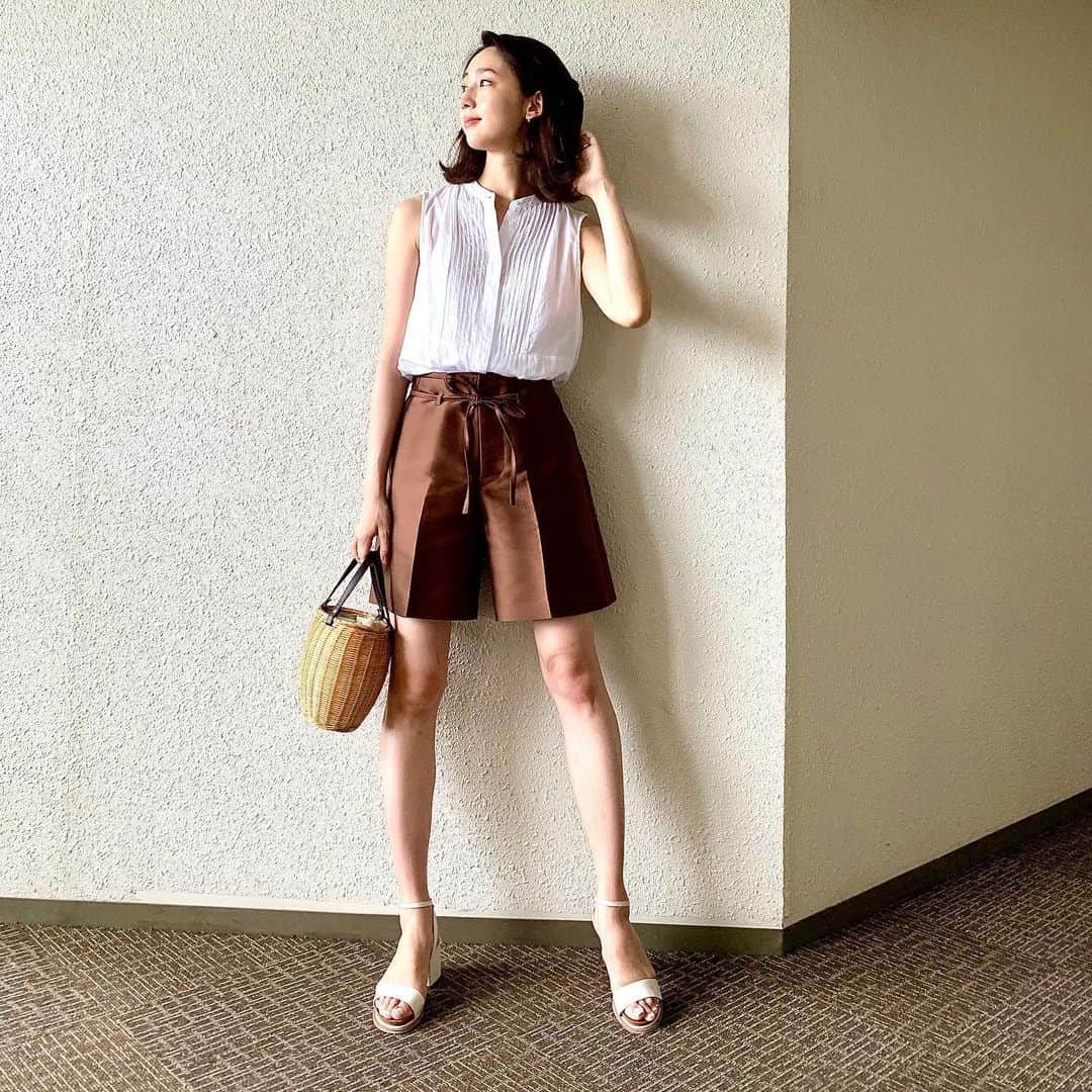 松原汐織のインスタグラム：「#happyfathersday  久しぶりに実家へ🏡 家族は元気の源❣️楽しいひと時を過ごして充電できました🙏🏻 ・ 光沢とハリのある生地に一目惚れした、少年っぽくならないショートパンツ🤎 この夏たくさん着る予定の一着です🌞 #OOTD #coordinate  Shirt / @hm #handm  Shorts / @inscrire_official #inscrire  Sandals / @tods #tods」