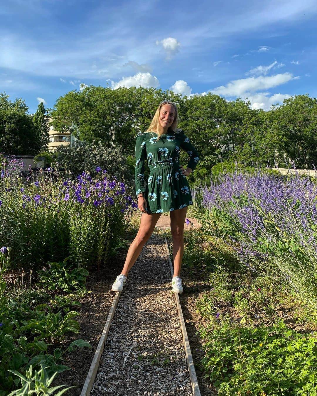 マリー・ギャヨのインスタグラム：「Back in Paris Gardens #Flowers #Green #Purple #Sunny #AllSmile #Off」