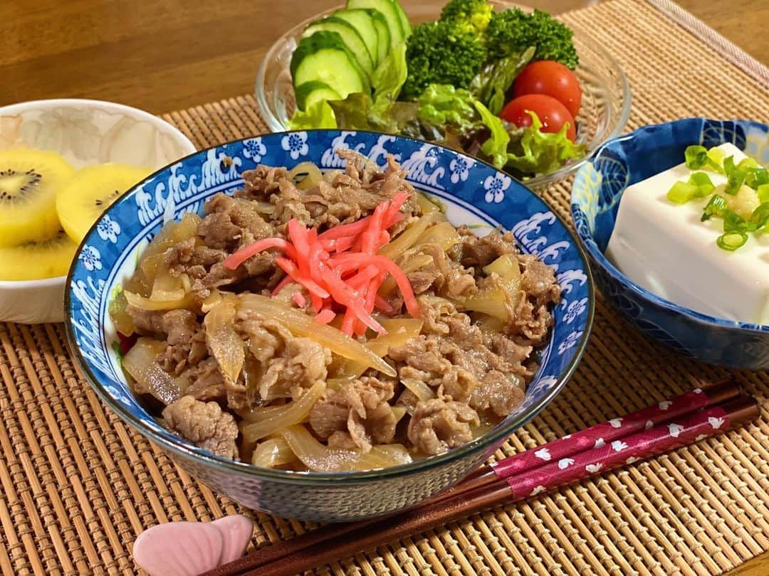 のインスタグラム：「* ･ #父の日 なので、父のリクエスト #牛丼 を作りましたー！ 私がテレビに出ていると誰よりも 喜んでくれて、どんなときでも 味方でいてくれるお父さん。 いつもありがとう！ ･ #えりごはん🍳 #太田英里 #ナチュラルフードコーディネーター #健康食コーディネーター #三重PR大使 #ミス桑名 #釣りガール #女優 #モデル #Bright #cooking #おうちごはん #model #actress #talent #shorthair #ショートヘア #丸顔 #l4l #like4like #followme #instagood」