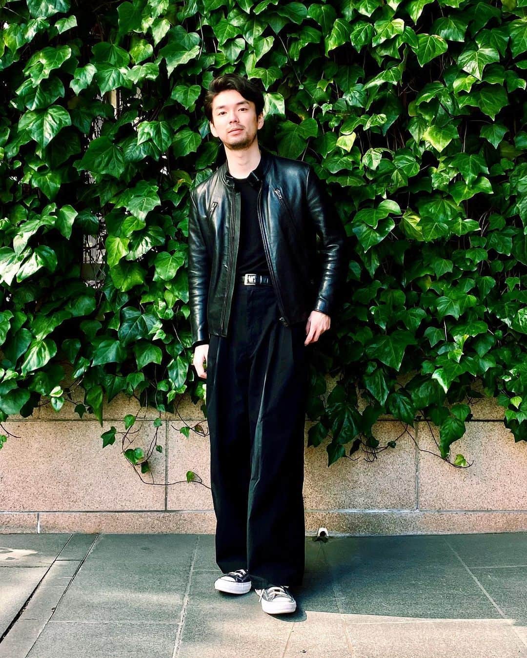 のインスタグラム：「今週は久しぶりに収録があって、日常が戻ってきたな〜って感じで嬉しかったです🍀﻿ ﻿ 八の字×ワイドパンツ、お気に入りです🅰️﻿ パンツはUNIQLO Uのレディースです💃﻿ ﻿ riders: #maisonmargiela ﻿ tee: #uniqlo﻿ pants: #uniqlou﻿ shoes: #converseaddict ﻿ ﻿ ﻿ #throwback #fashion #ootd #outfit #maisonmartinmargiela #margiela #converse #allstar #マルジェラ #八の字 #ユニクロユー #ユニクロ #コンバース﻿」