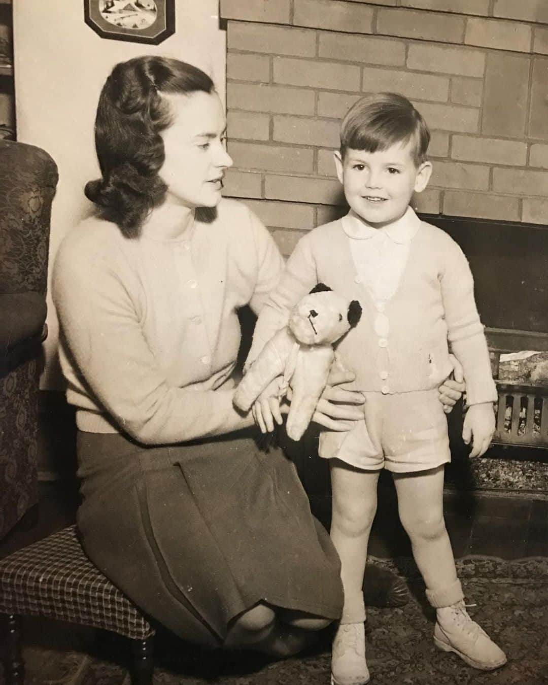 アンナ・ハウスさんのインスタグラム写真 - (アンナ・ハウスInstagram)「Happy Father’s Day to all the incredible men. My father Rhys was my favorite man and left the biggest impression and imprint on my life. Here with his mum from Wales. He grew up in Halifax, Nova Scotia. His hobbies were going to the cinema, waiting for Sunday so that after church he was allowed to have a #cokeacola. He followed in my grandfather’s footsteps and became an MD #father#dad」6月22日 0時56分 - yomania