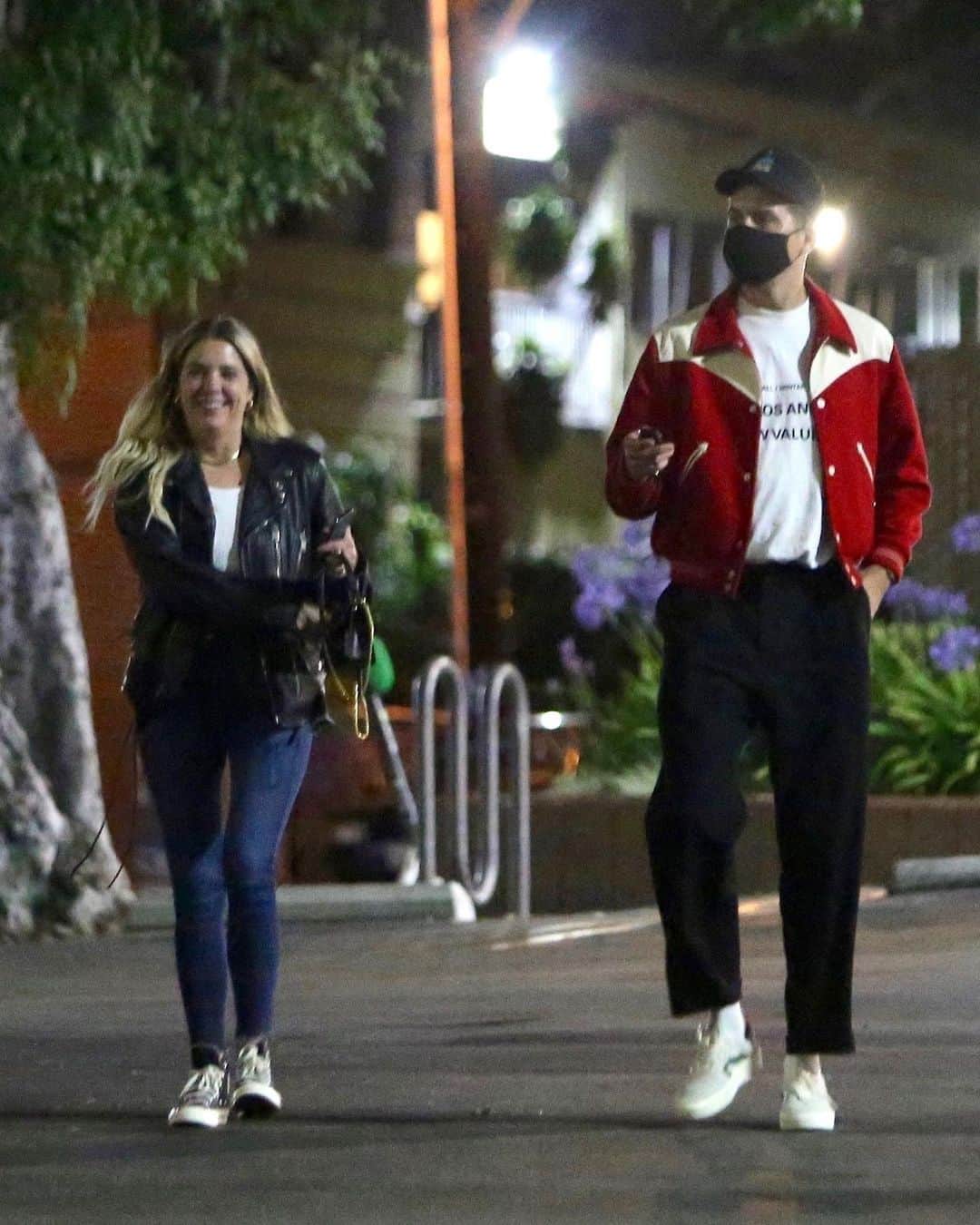 Just Jaredさんのインスタグラム写真 - (Just JaredInstagram)「@ashleybenson and @g_eazy head out for a Saturday night dinner date. #AshleyBenson #GEazy  Photos: Backgrid」6月22日 0時59分 - justjared