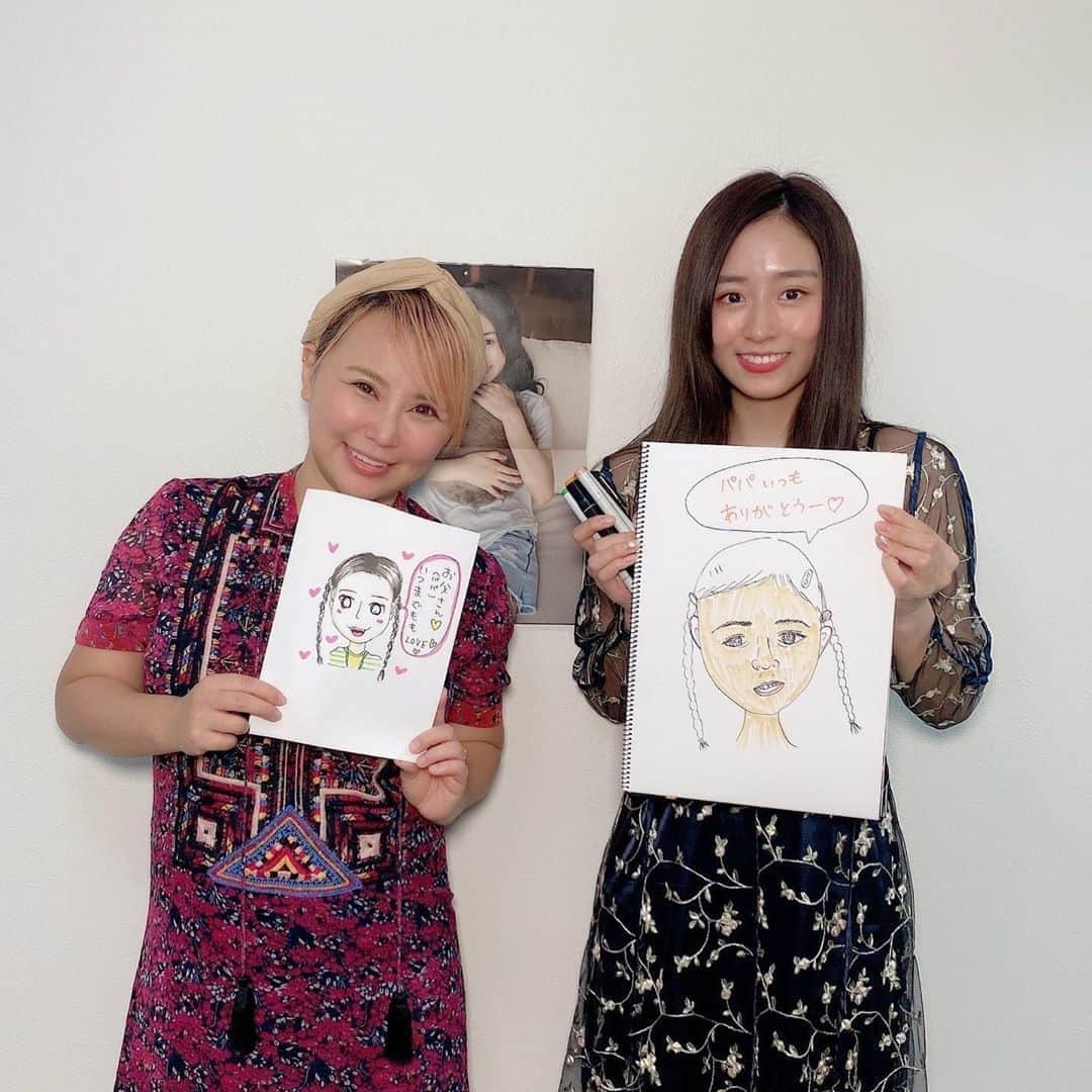 内木志のインスタグラム：「浜田ブリトニーさんと漫画イベントでした💕👩‍🎨 リモートで皆さんと漫画の1コマの勉強出来て楽しかったです❣️ 私の小さい頃の似顔絵を描いたのですが…内木画伯すぎました🤣 #浜田ブリトニー　さん　#師匠 #漫画 #漫画家　さん #内木画伯　#ちびここ #父の日」